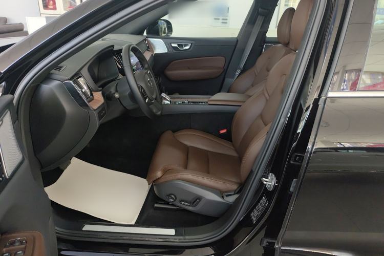 Used Volvo XC60 New Energy 2025 Plug-in Hybrid Long-Range All-Wheel Drive Smart Luxury Edition
