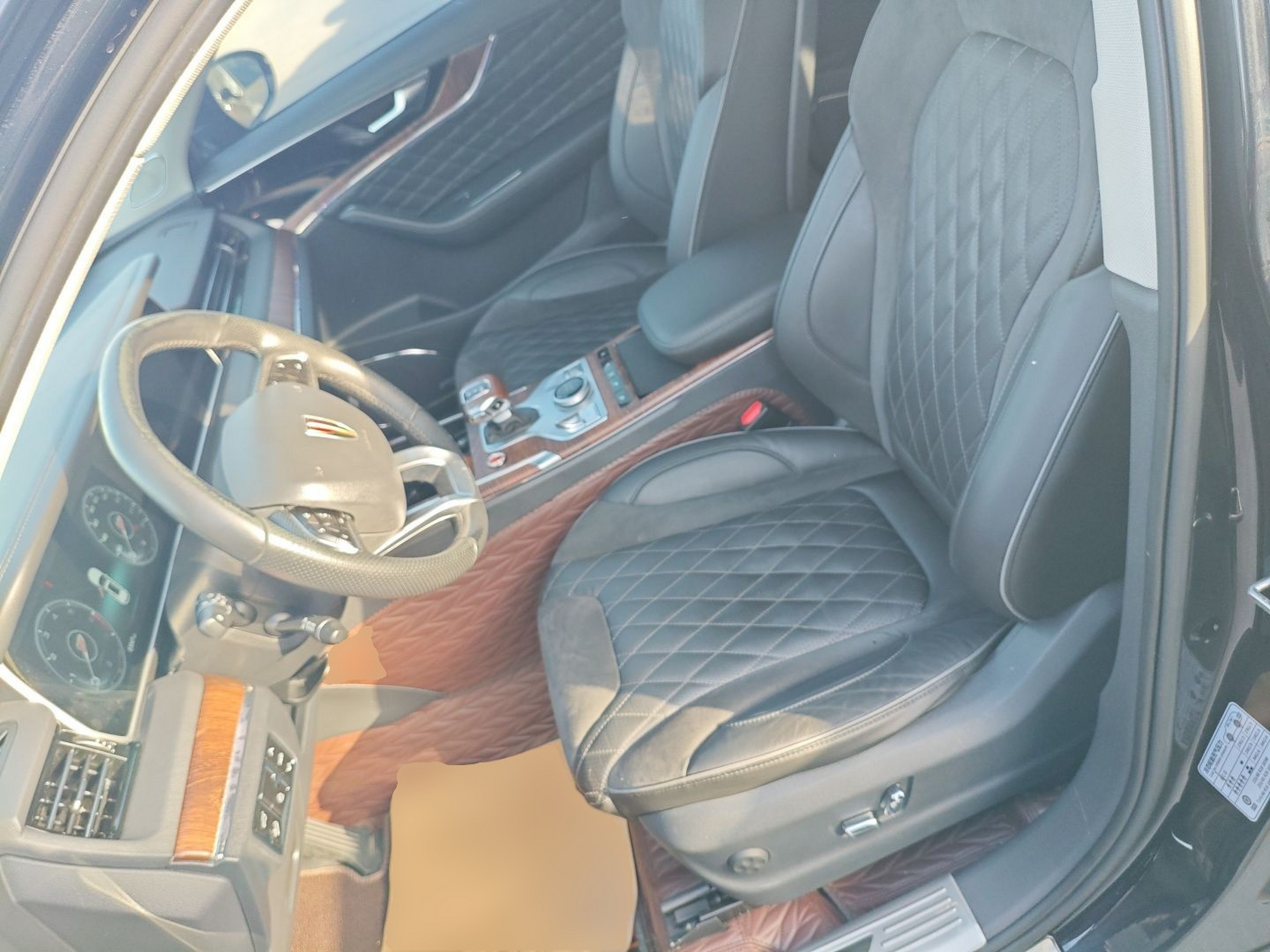 المقاعد الأمامية داخل السيارة