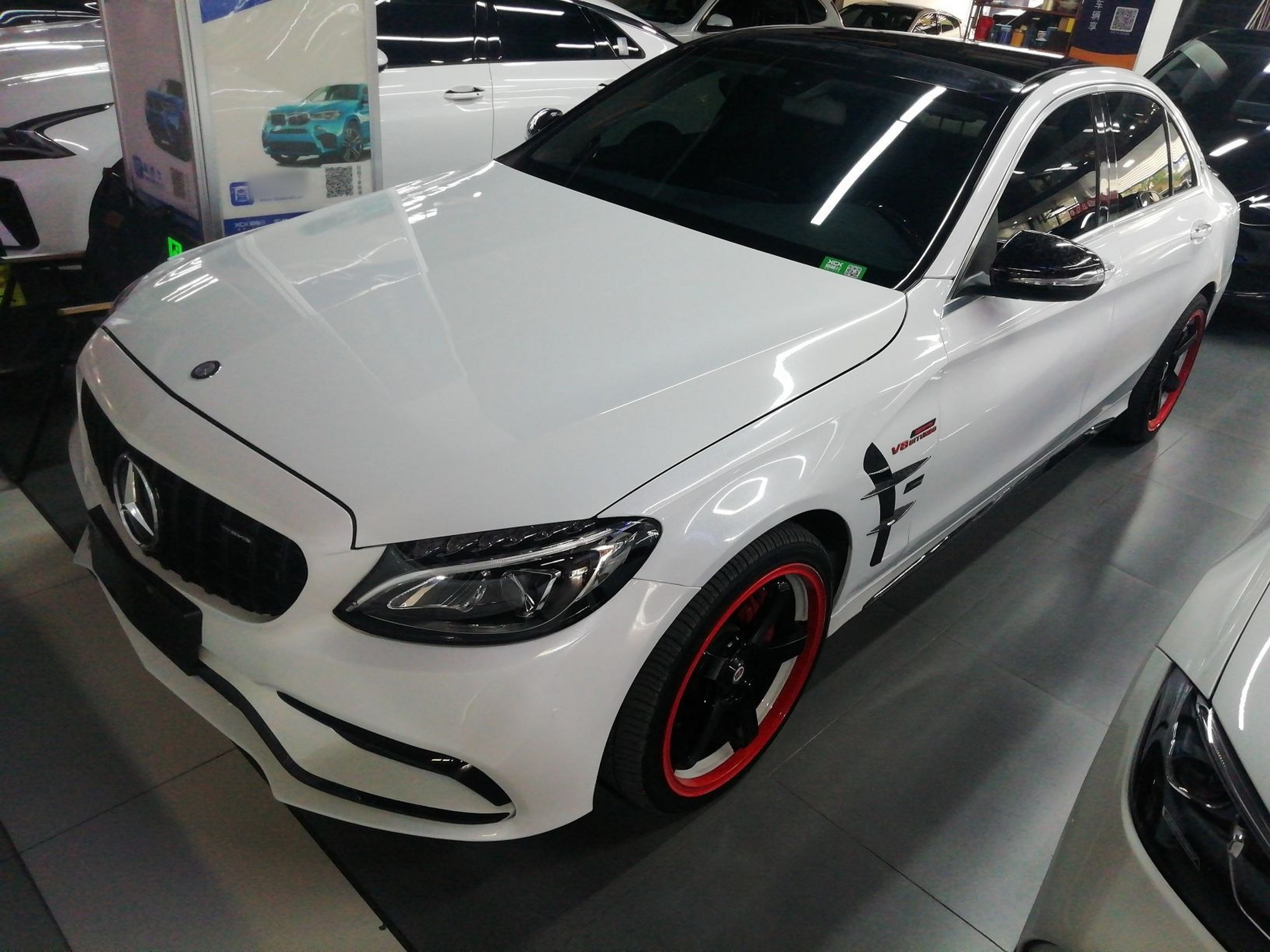 تحت مقدمة السيارة