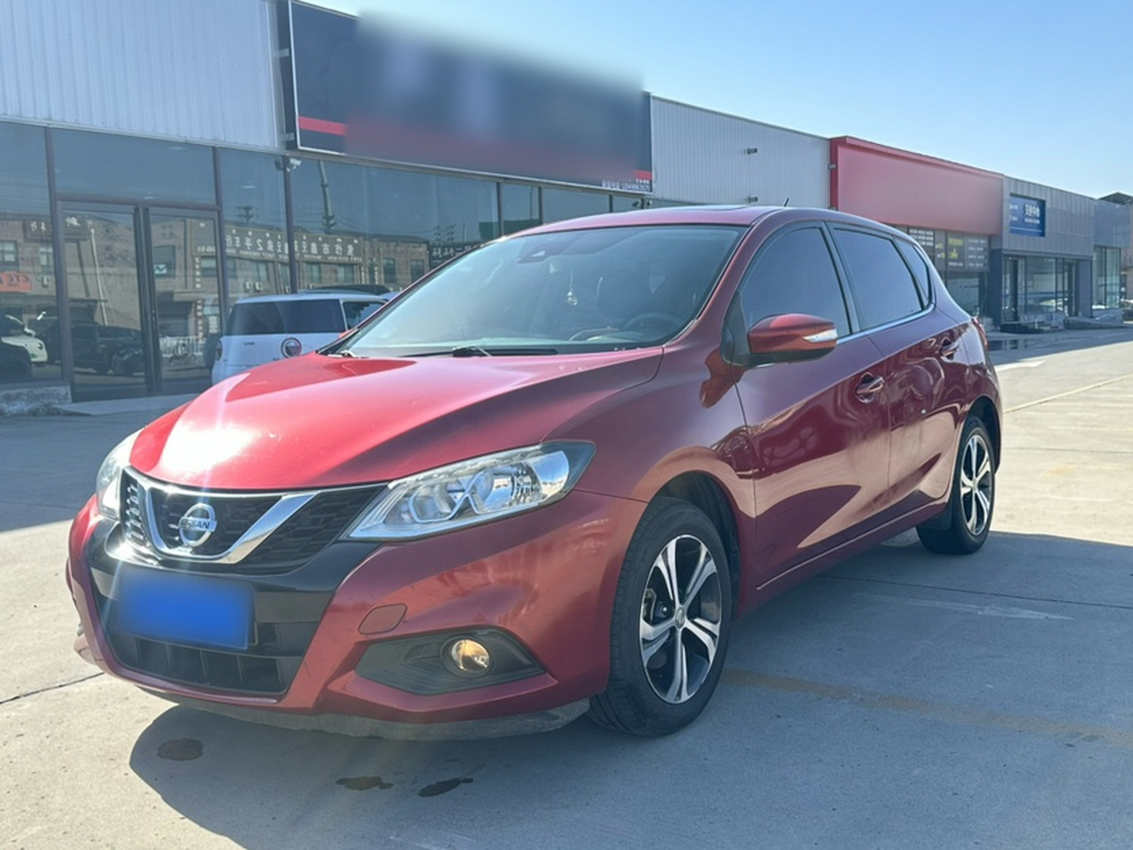 تحت مقدمة السيارة