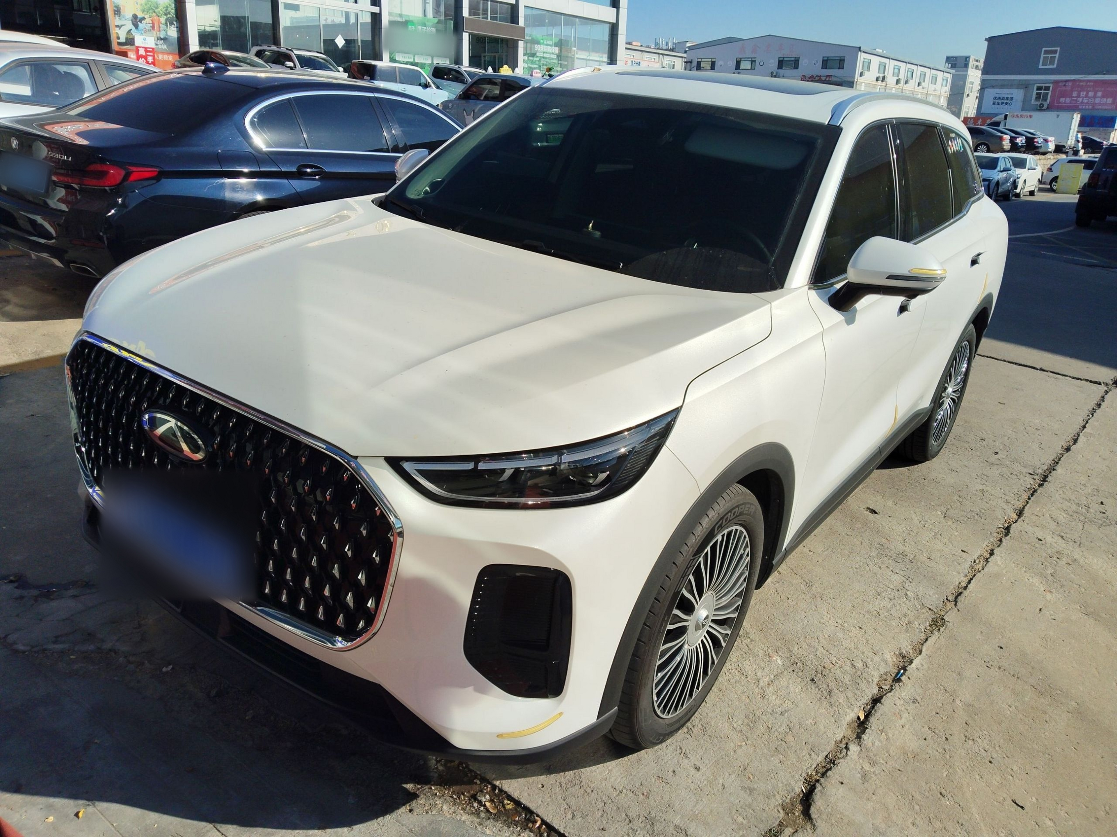 تحت مقدمة السيارة