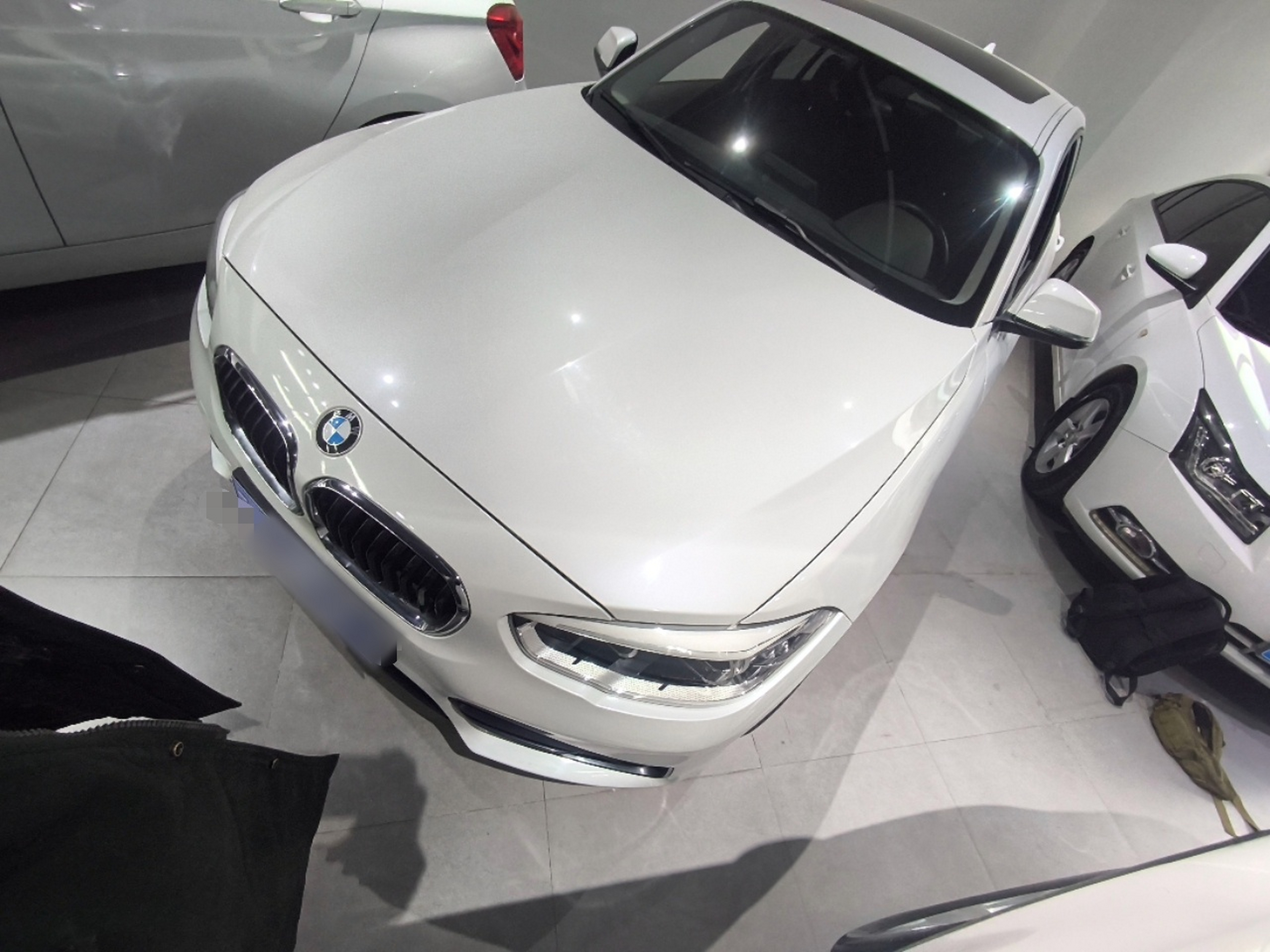 تحت مقدمة السيارة