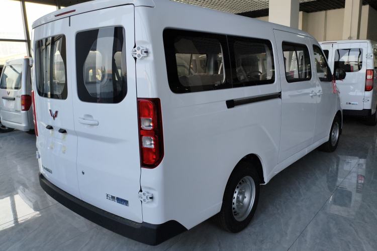 Used Wuling Yangguang 2024 300KM Comfort Version Passenger Van 75kW
