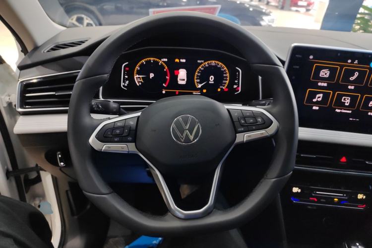 Used Volkswagen Tiguan L 2024 Outstanding Model 300TSI Automatic Two-Wheel Drive Longteng Edition
