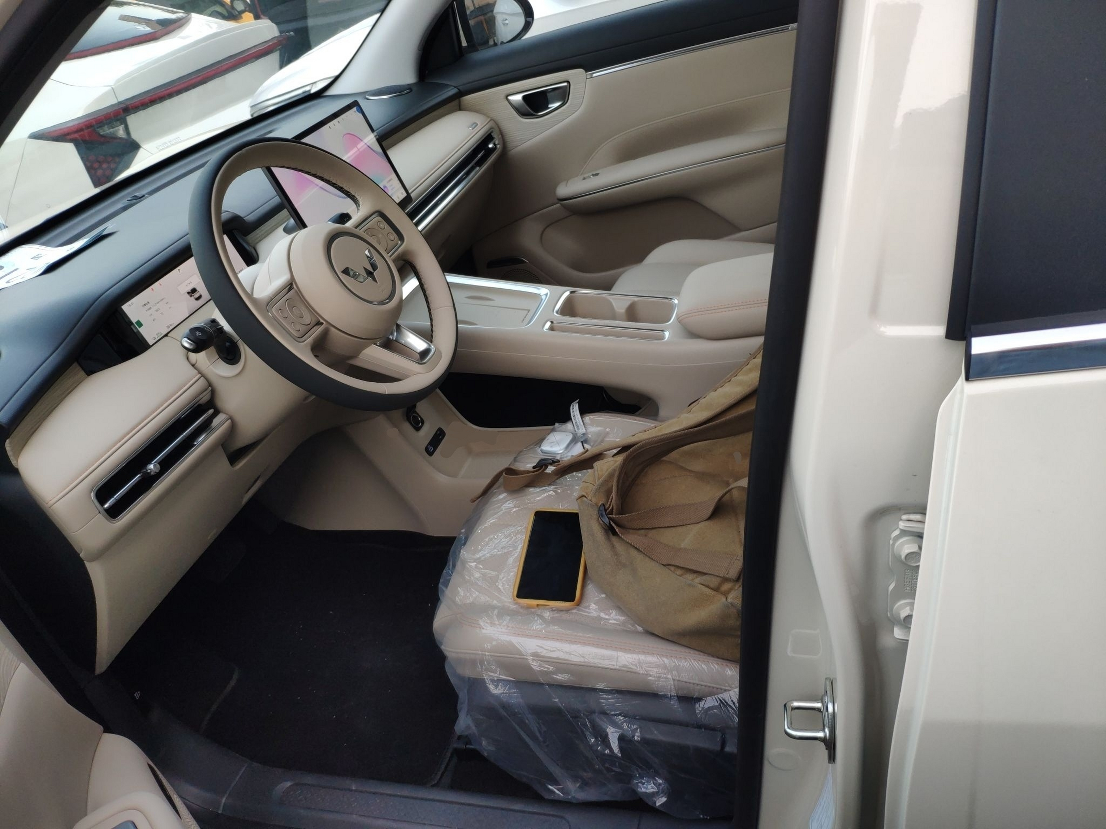 المقاعد الأمامية داخل السيارة