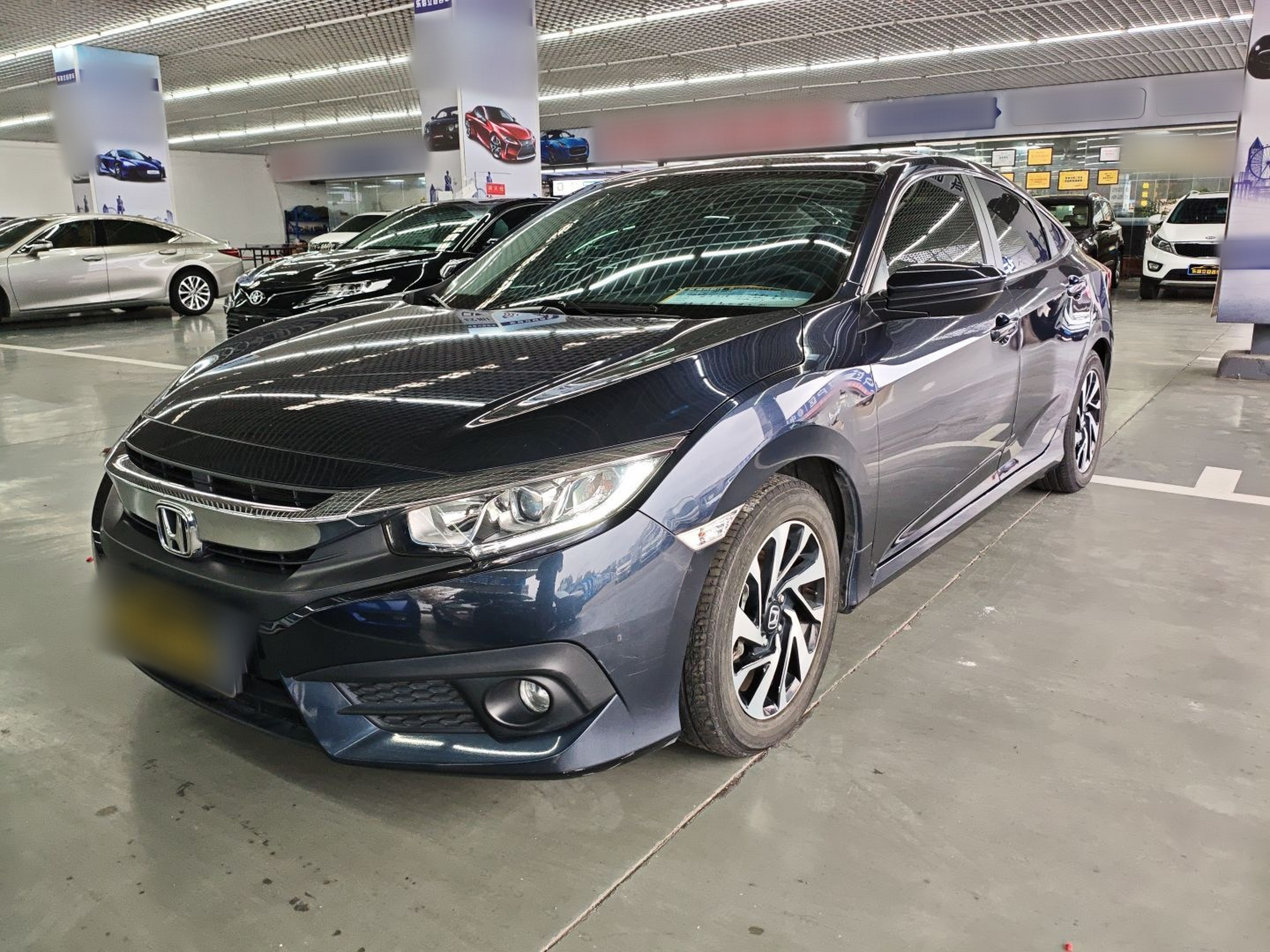 تحت مقدمة السيارة