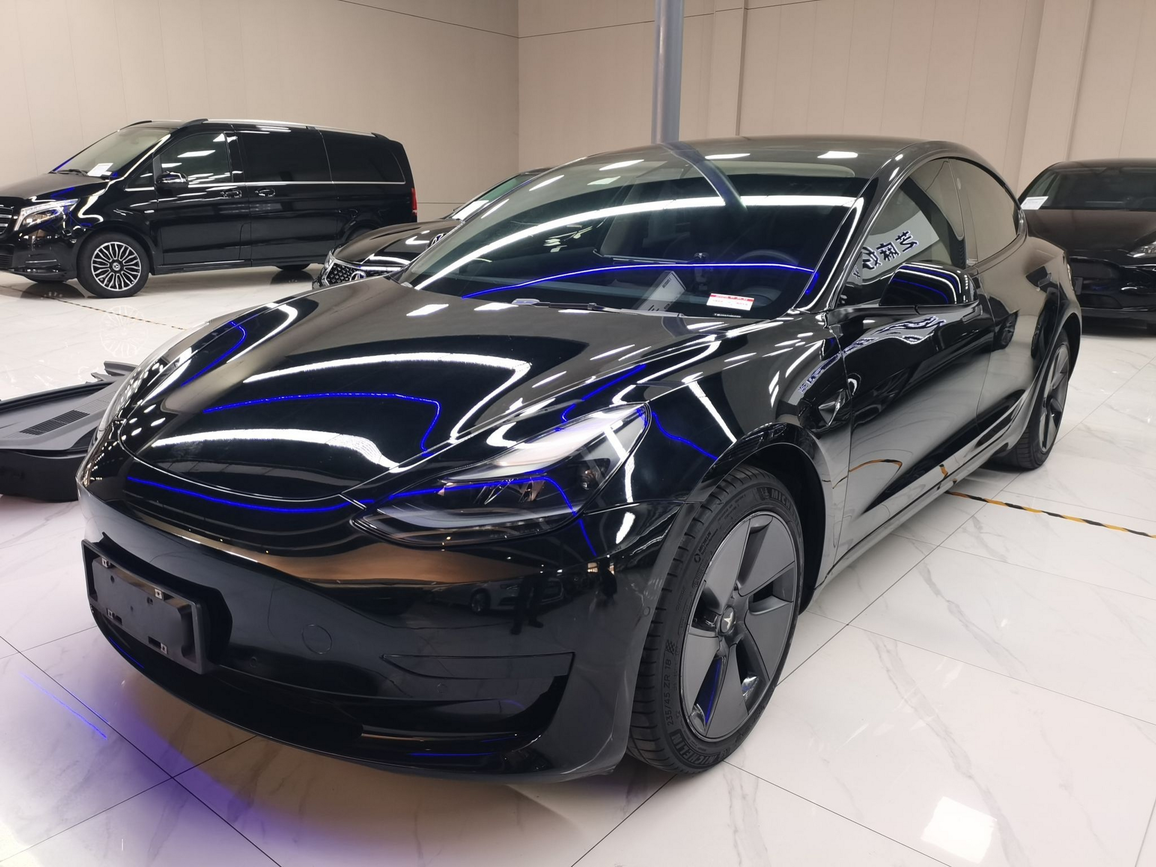 Под передней частью автомобиля