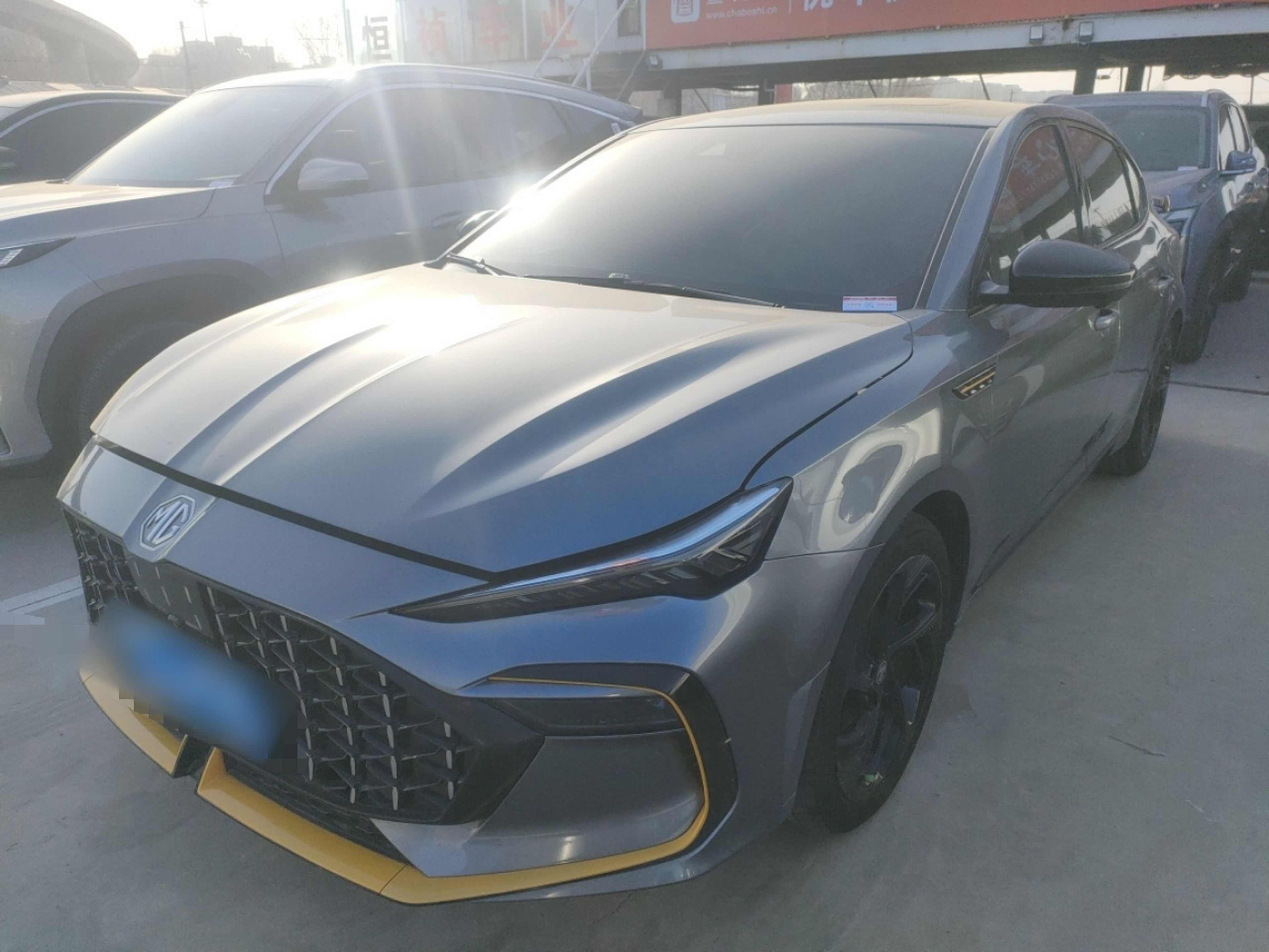 Под передней частью автомобиля