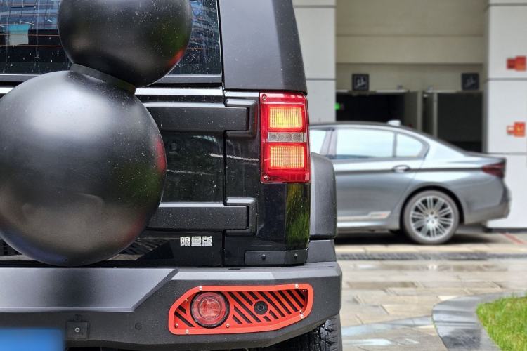 Used Beijing Auto BJ40 2016 40L 2.0T Manual Two-Wheel Drive Luxury Edition
