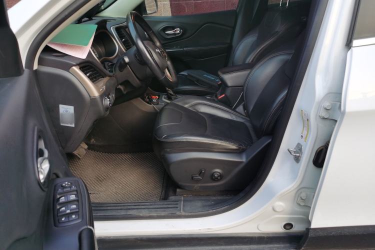 Used  Cherokee 2014 2.4L Luxury Edition
