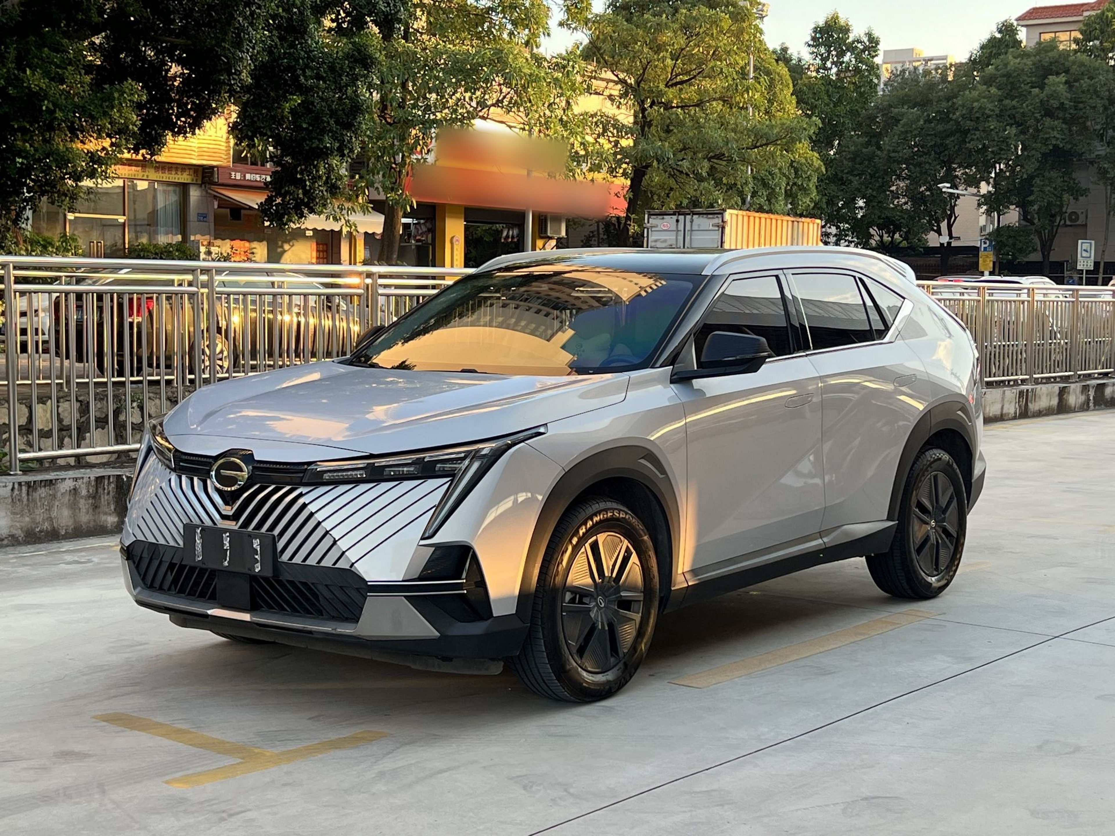 Под передней частью автомобиля