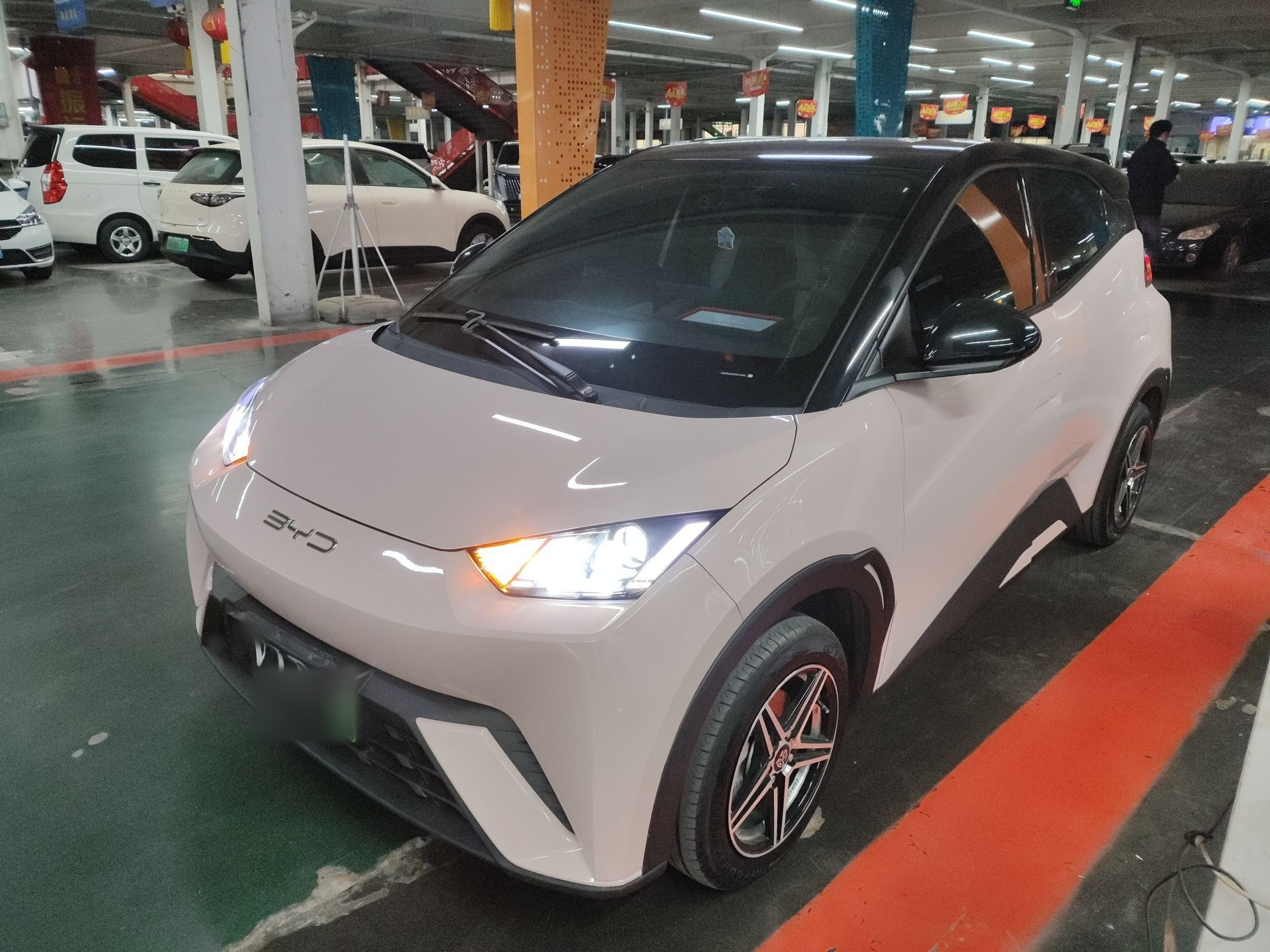 Под передней частью автомобиля