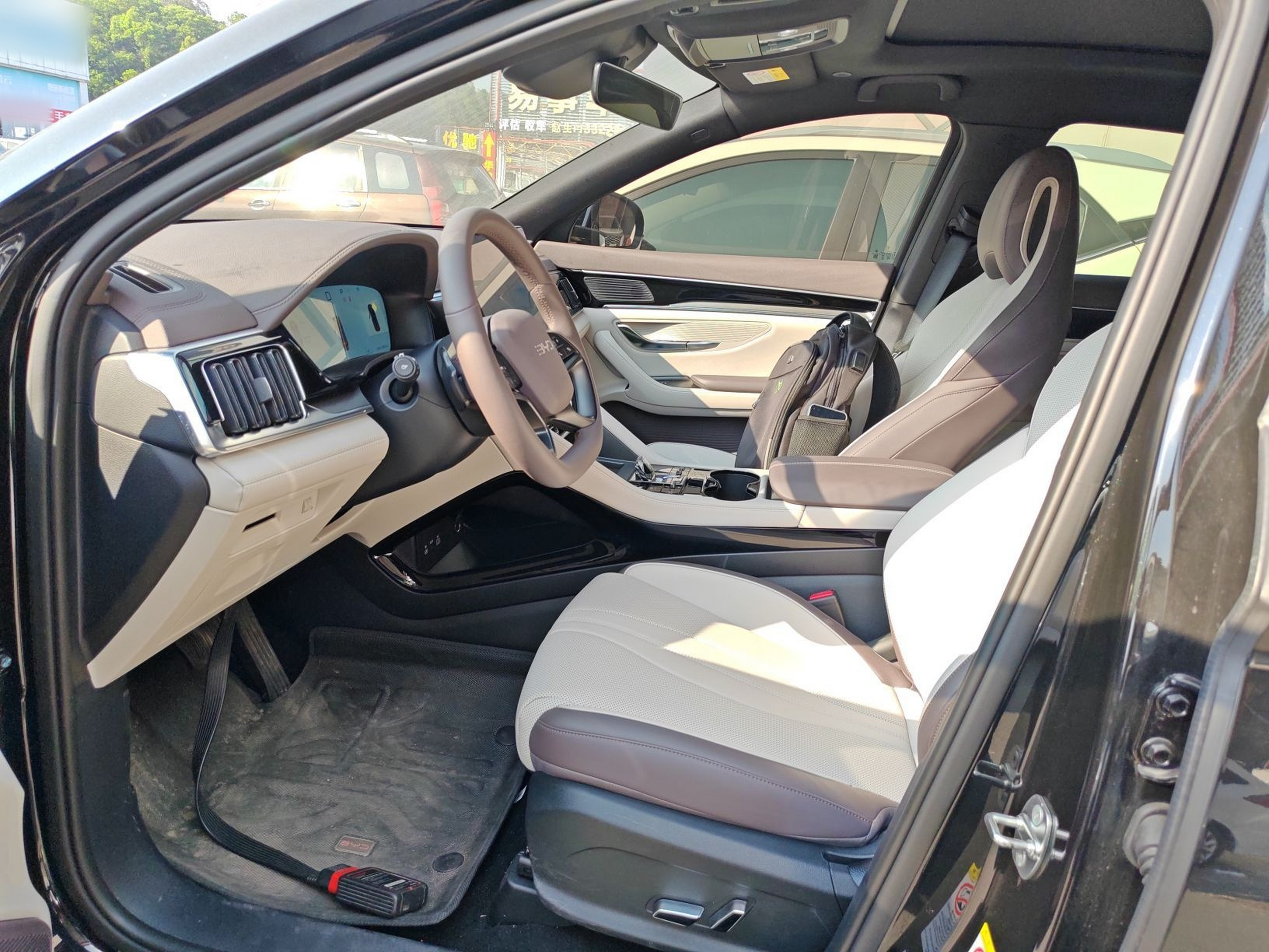 المقاعد الأمامية داخل السيارة