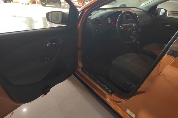 Used Volkswagen Polo 2016 1.6L Cross Polo Automatic
