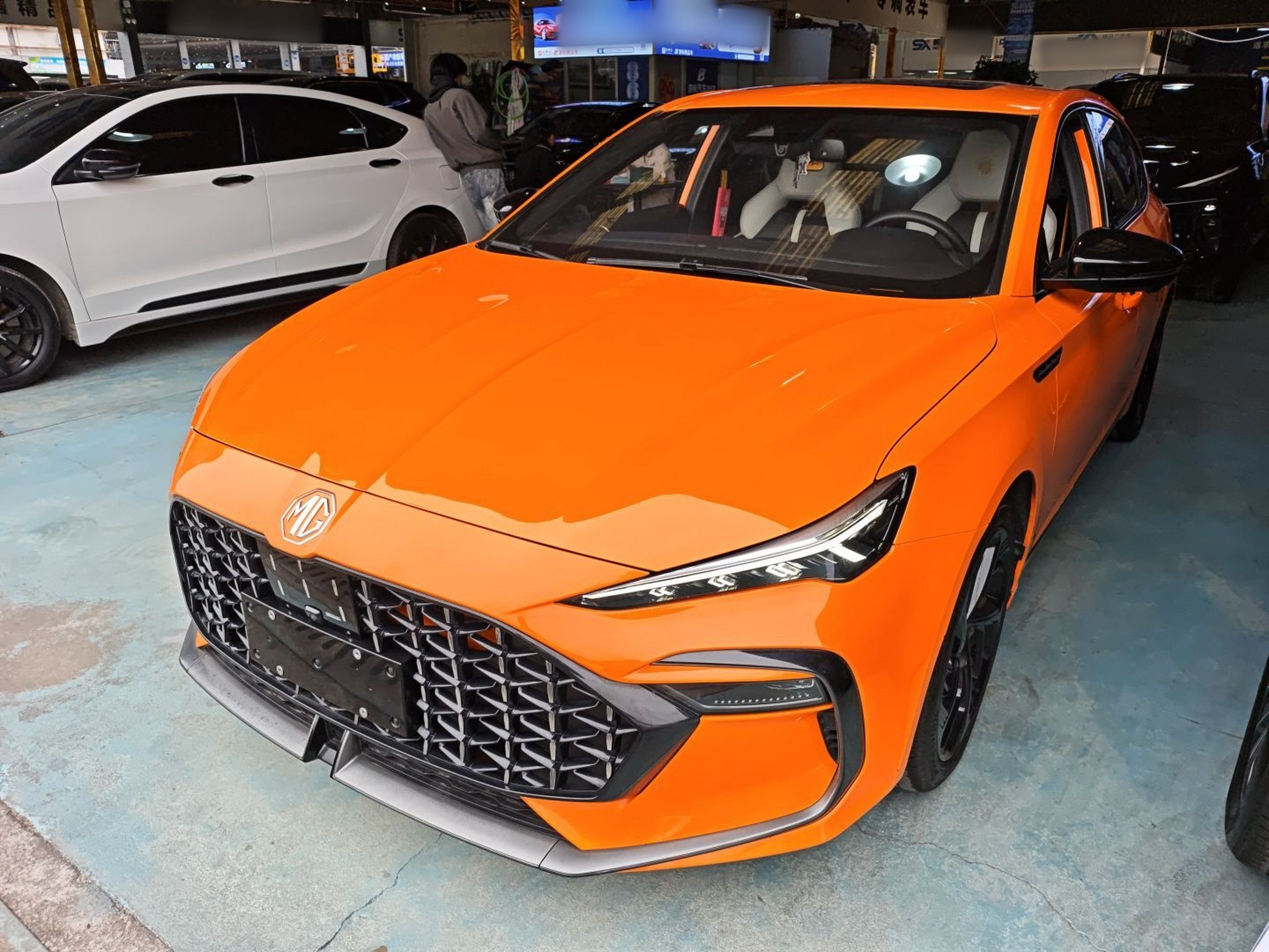 Под передней частью автомобиля