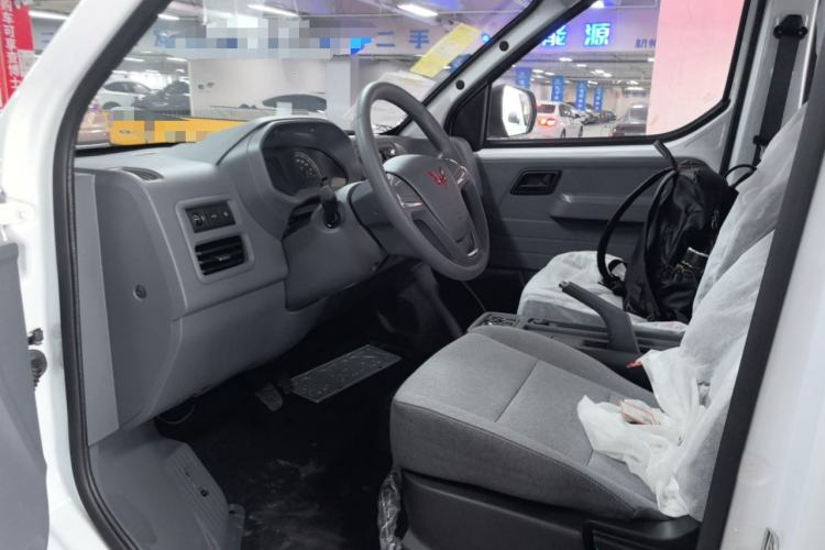 Used Wuling Yangguang 2024 300KM Comfort Version Passenger Van 75kW
