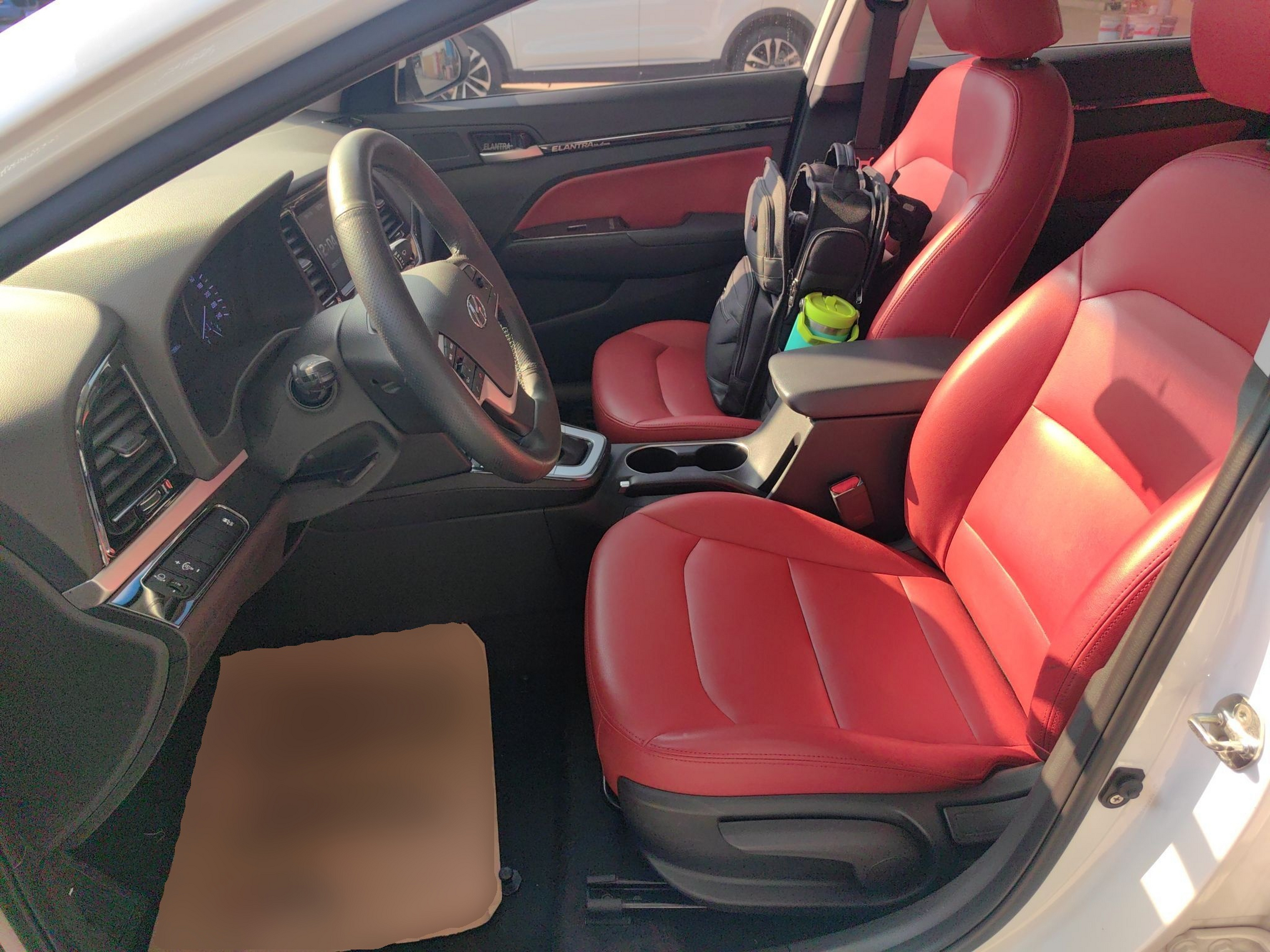 المقاعد الأمامية داخل السيارة