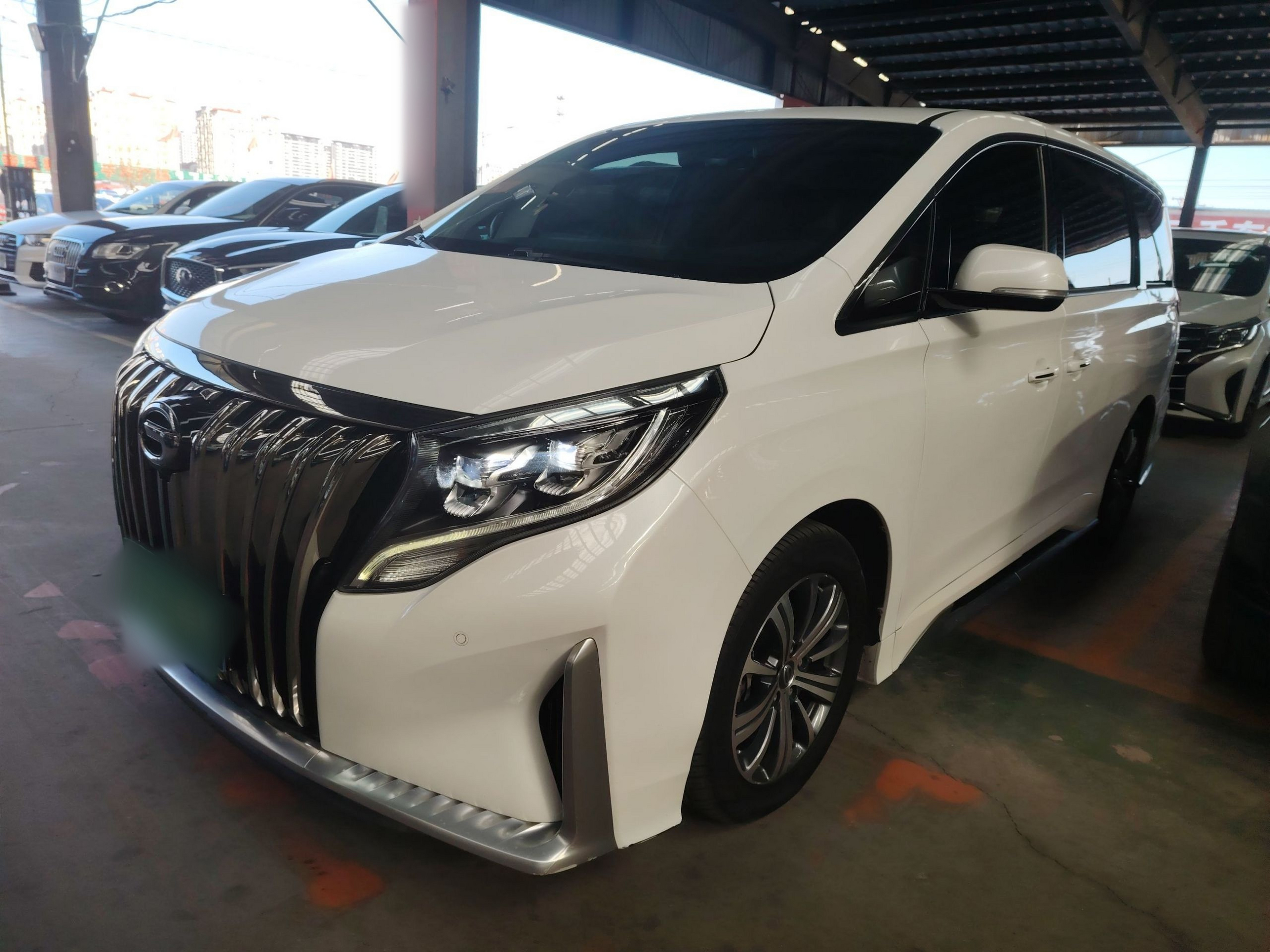 Под передней частью автомобиля