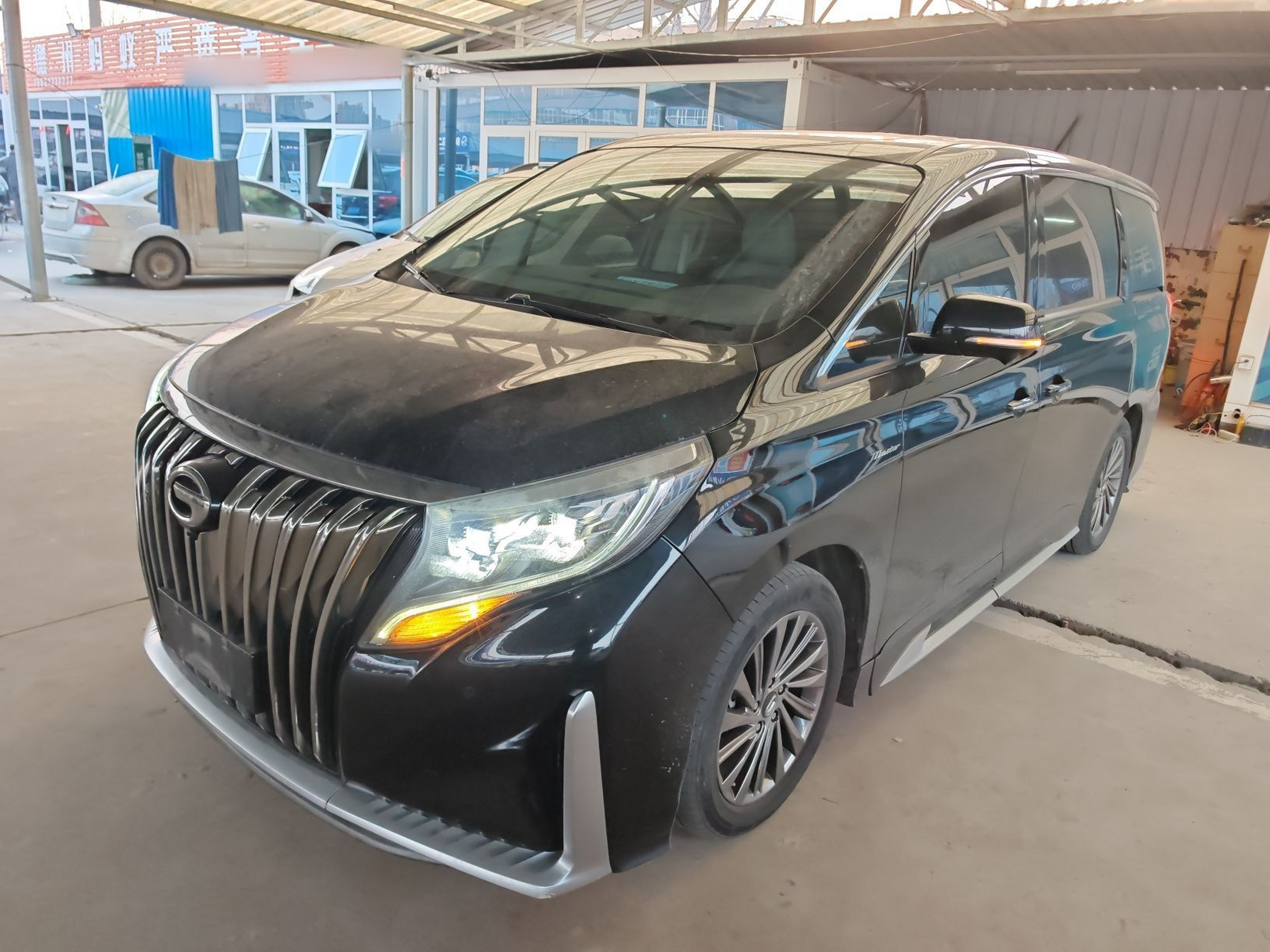 تحت مقدمة السيارة