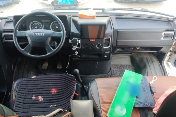 Used Iveco Daily 2021 2.5T A35 M1 Passenger Van 5-9 Seater Short Wheelbase Mid-Roof Design Dual Tires Manual Doors