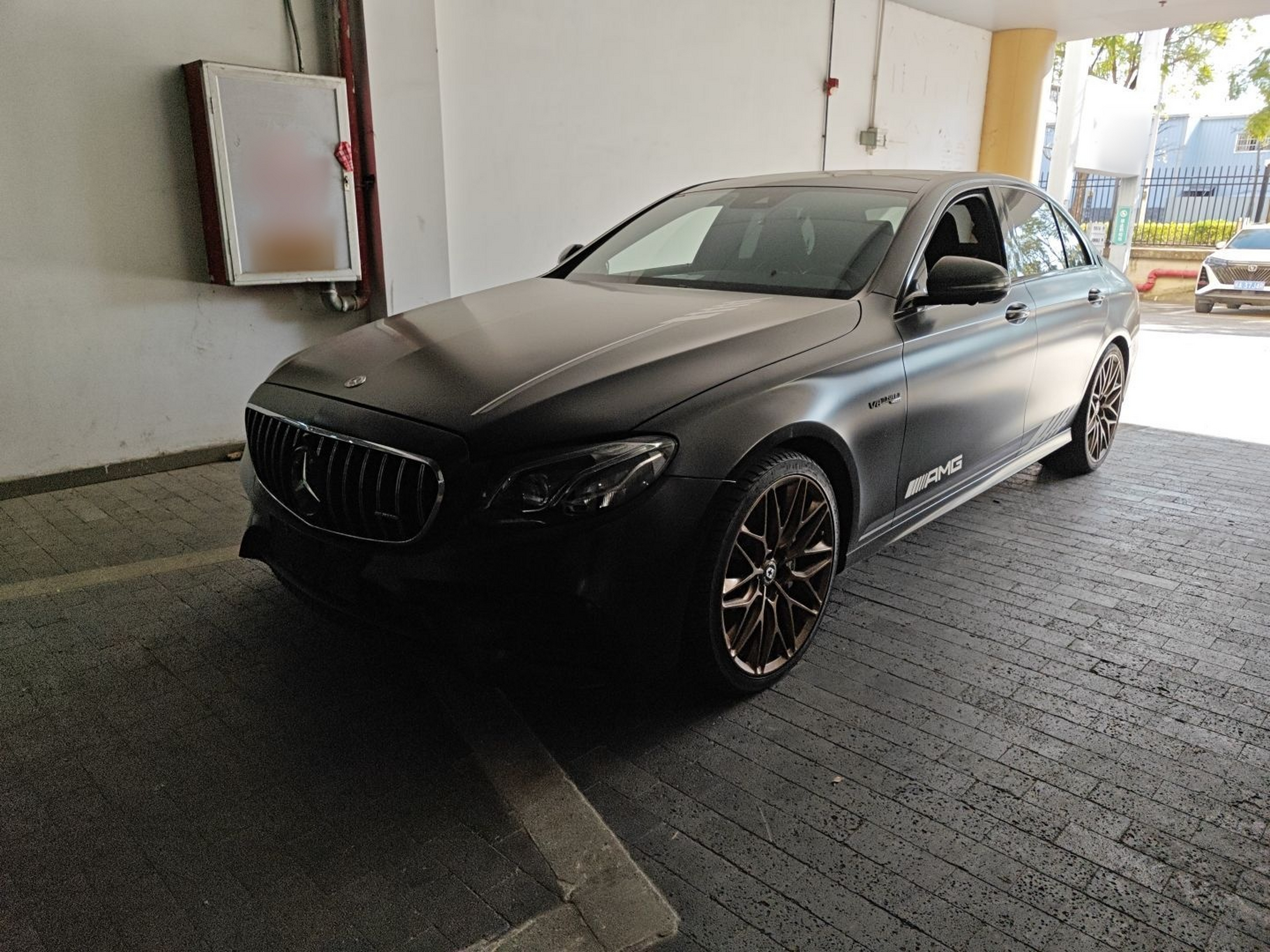 Под передней частью автомобиля