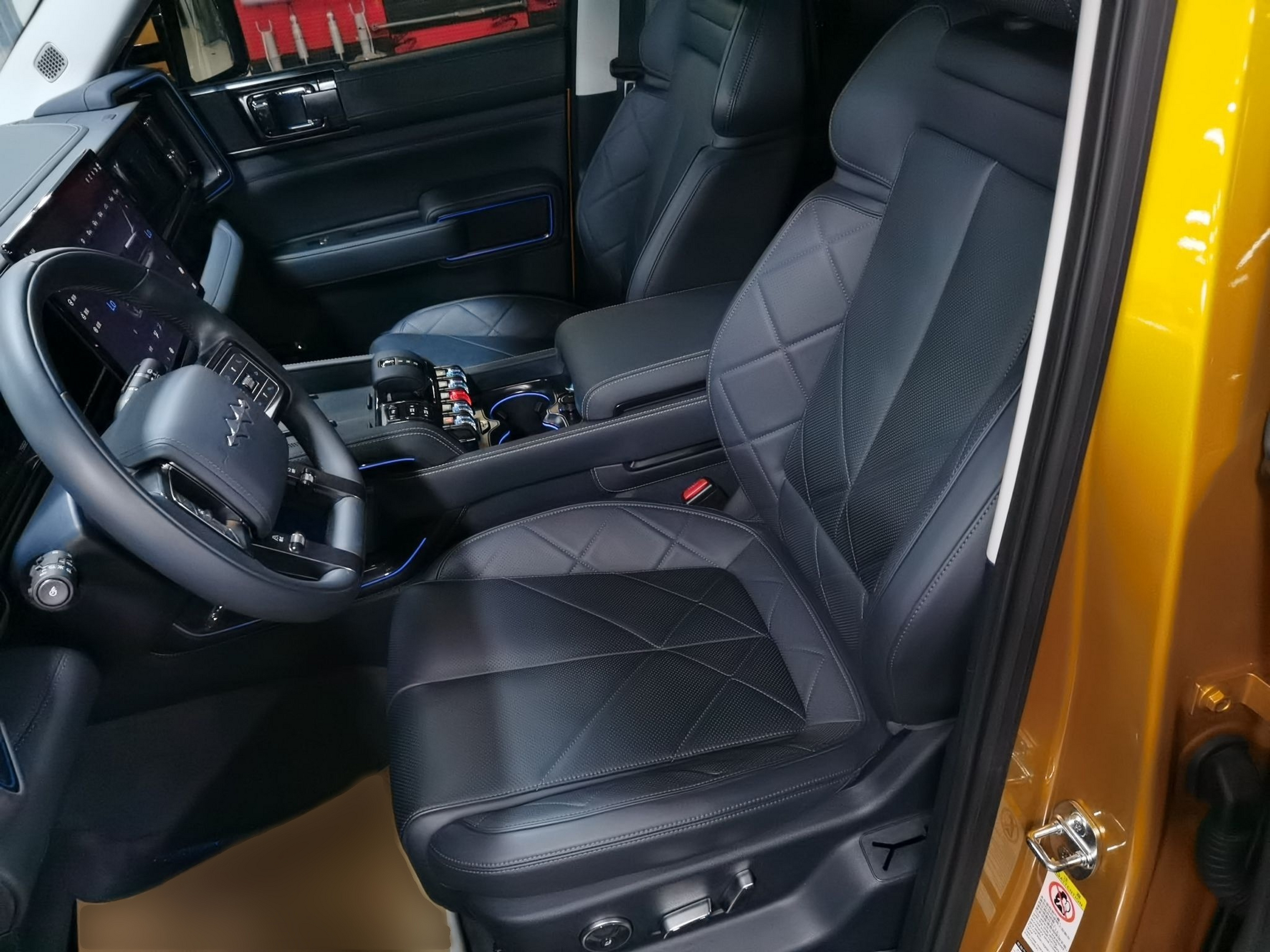 المقاعد الأمامية داخل السيارة