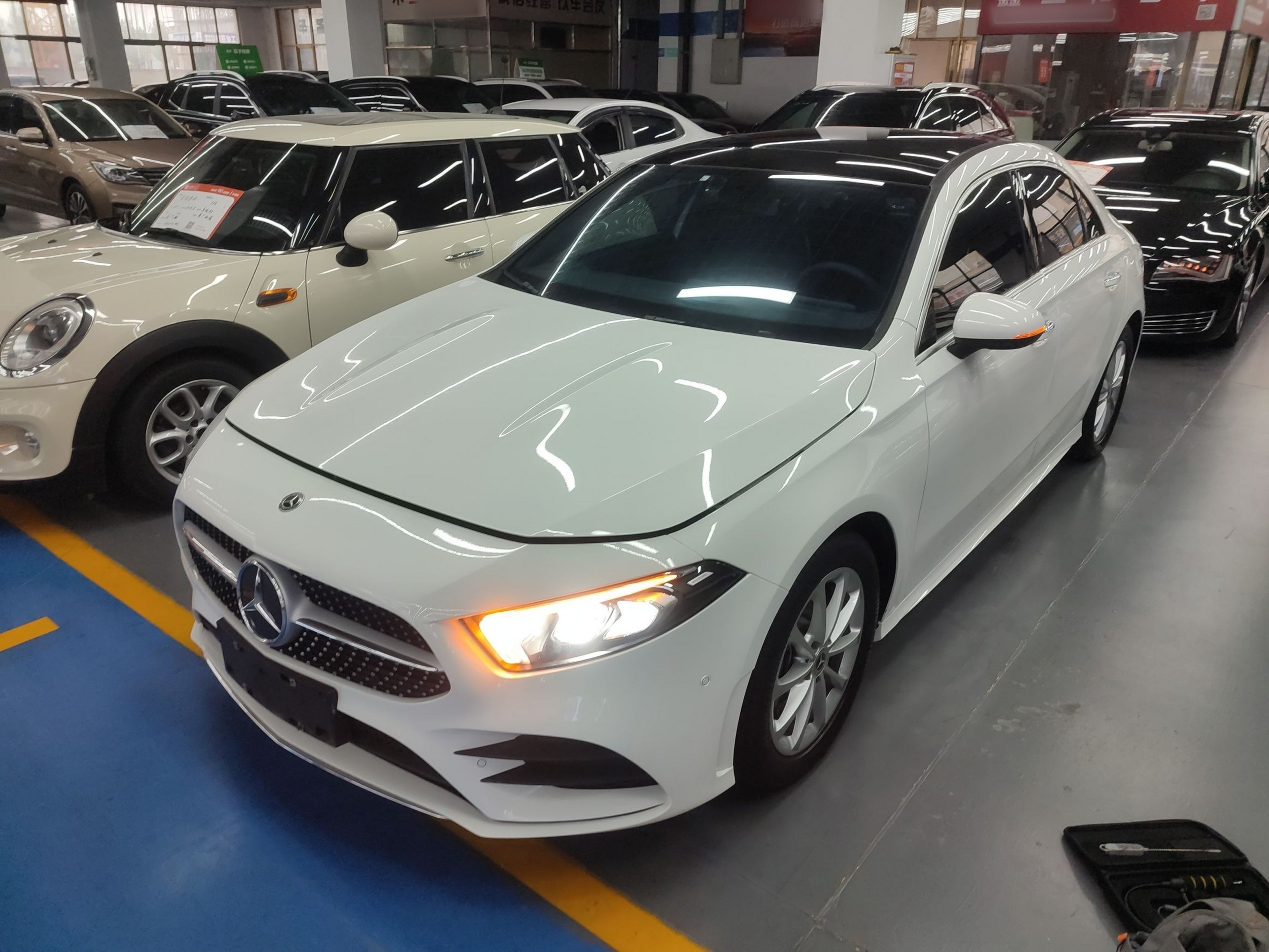 تحت مقدمة السيارة