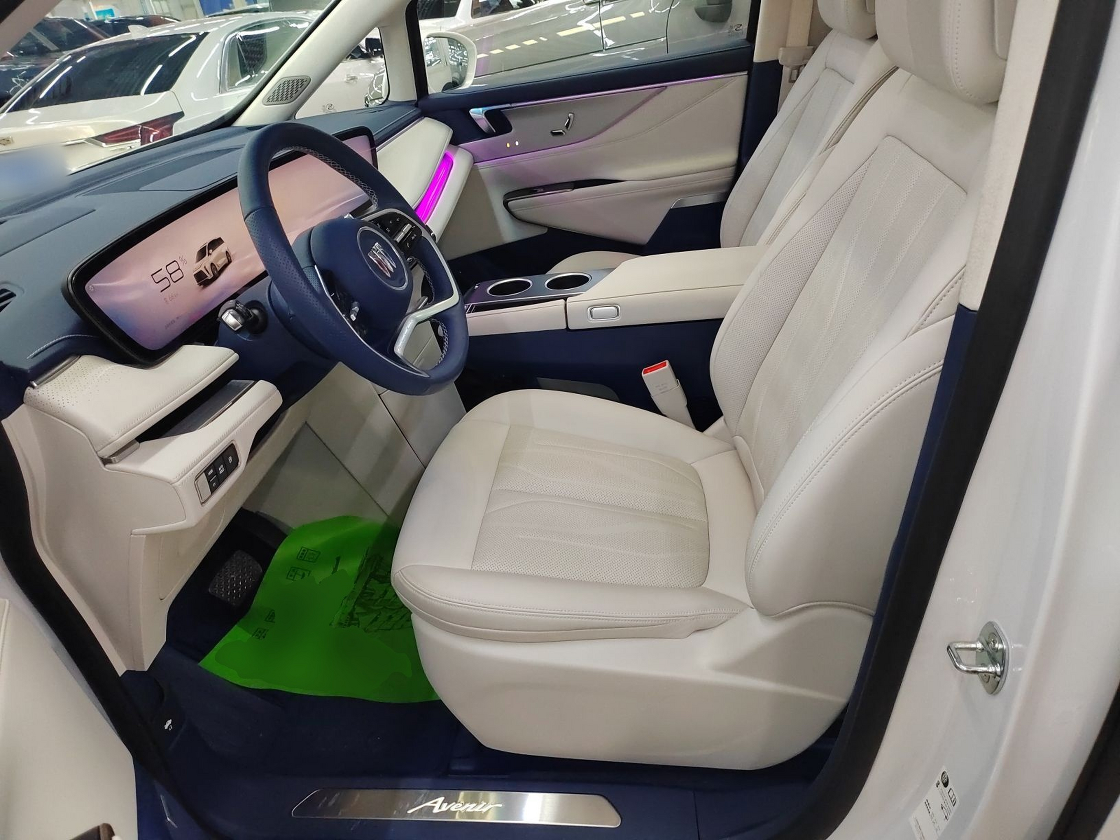 المقاعد الأمامية داخل السيارة