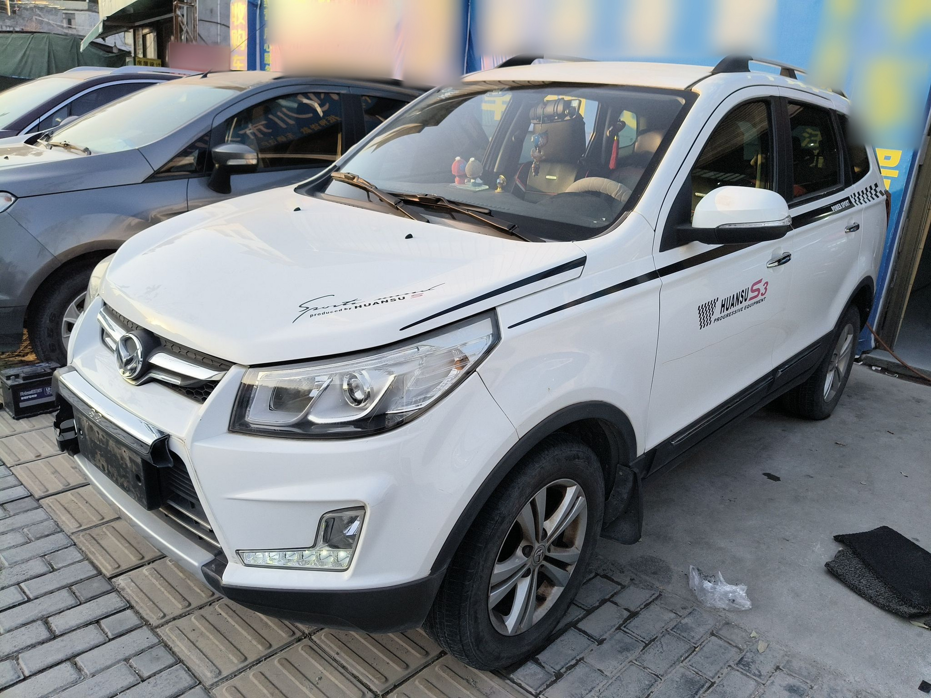 Под передней частью автомобиля