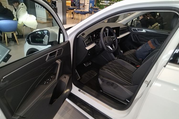 Used Volkswagen Tiguan L 2024 Outstanding Model 330TSI Automatic Two-Wheel Drive R-Line Dragon Glory Edition