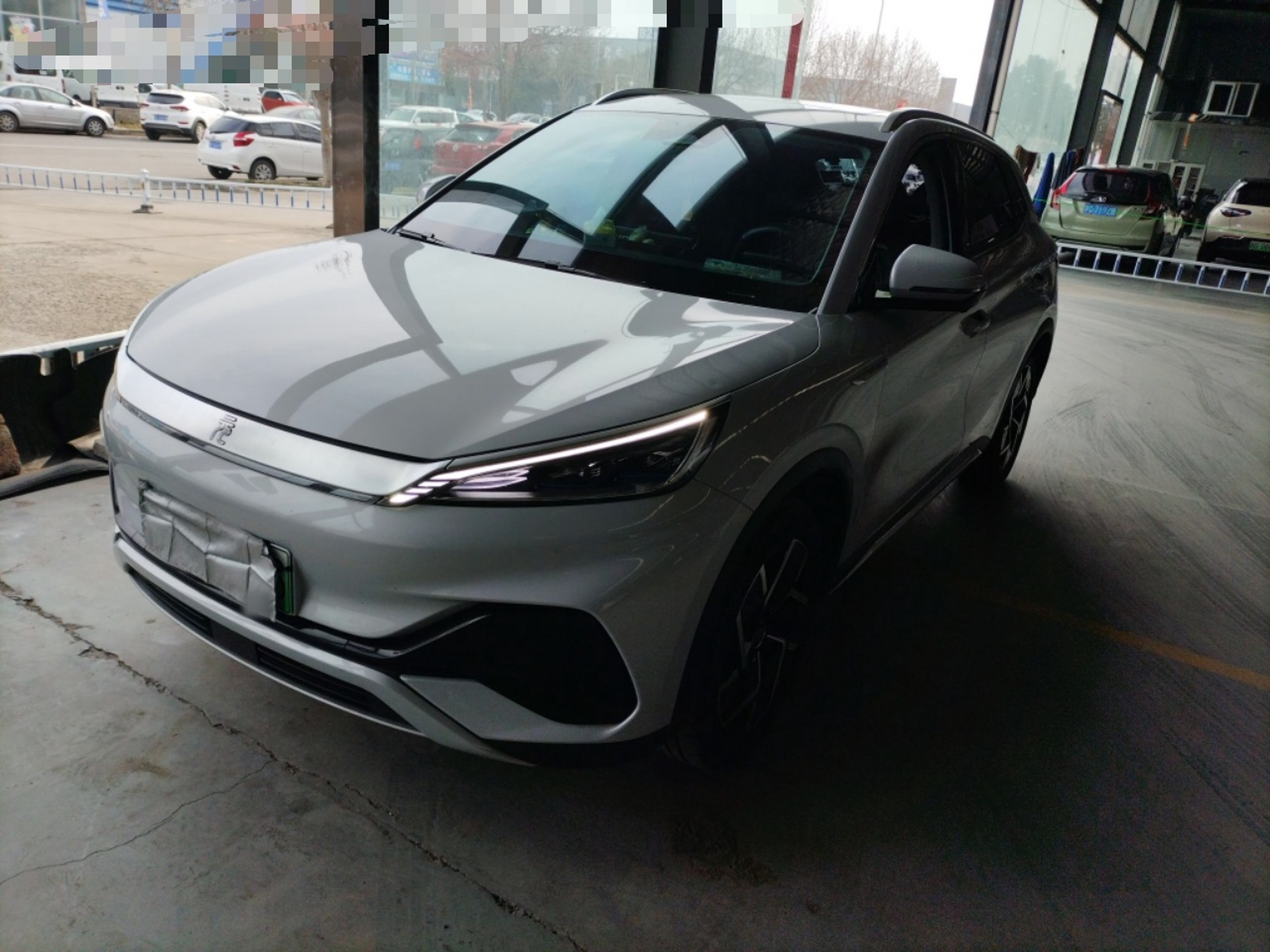 Под передней частью автомобиля