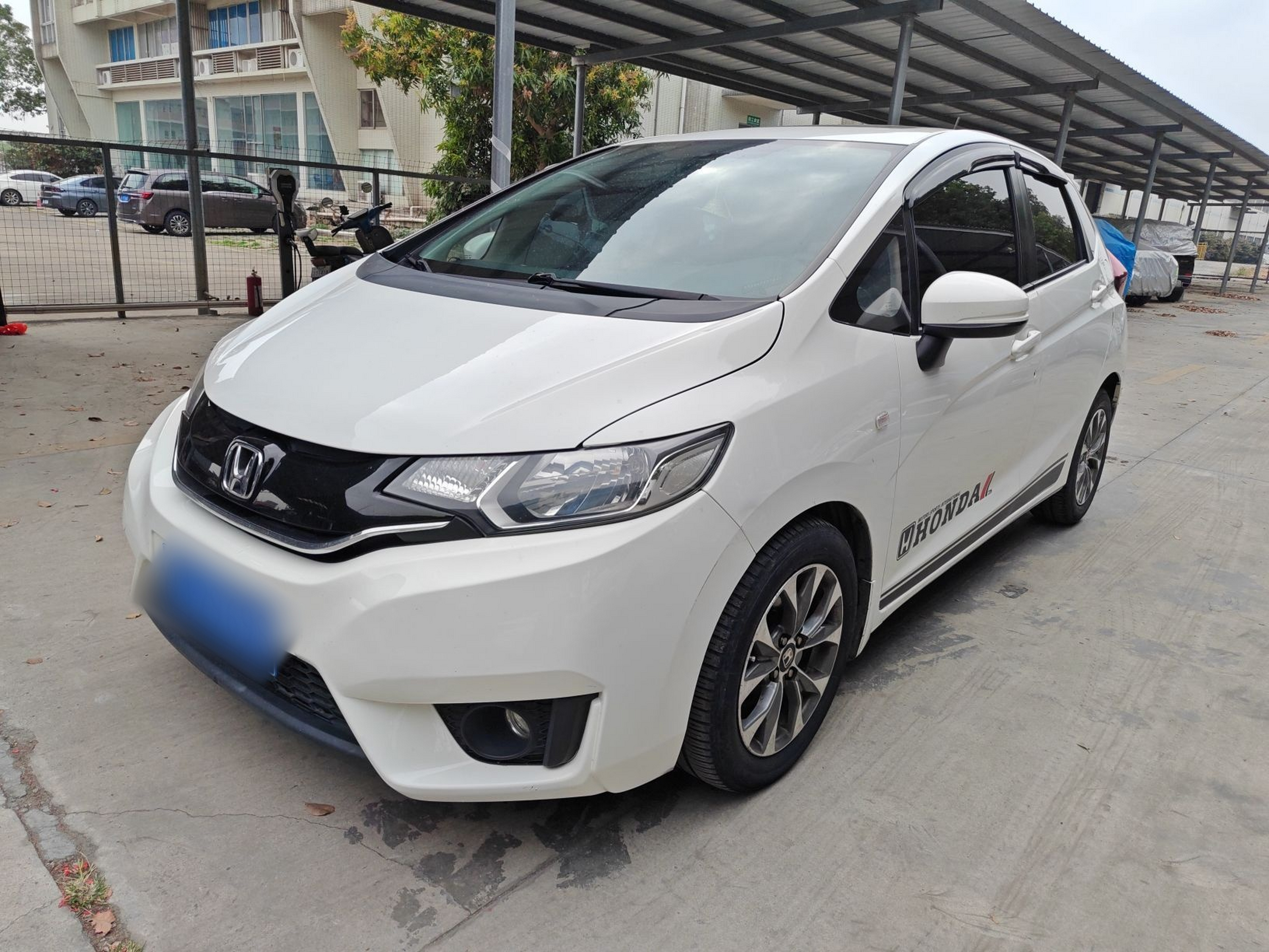 Под передней частью автомобиля