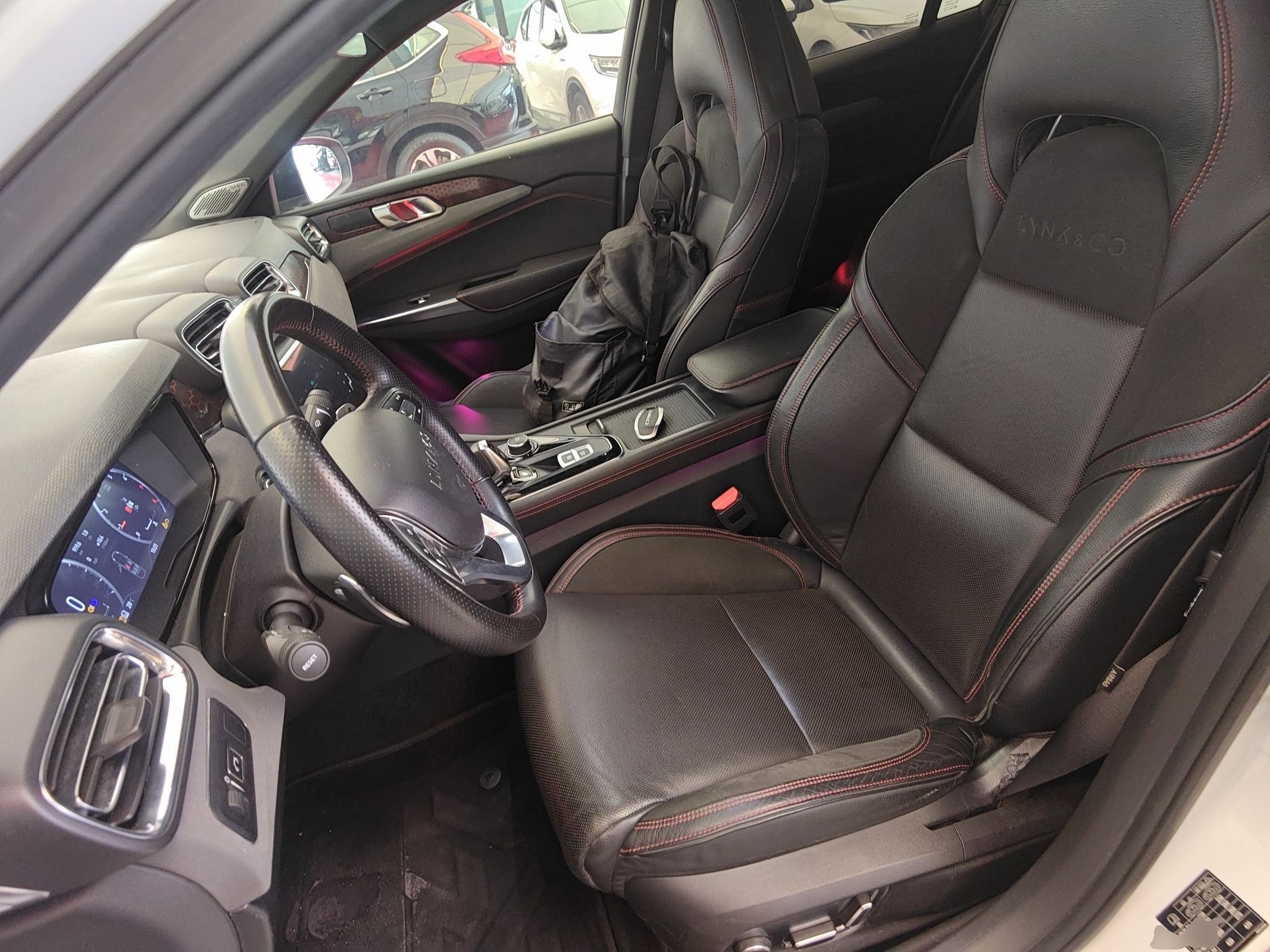 المقاعد الأمامية داخل السيارة