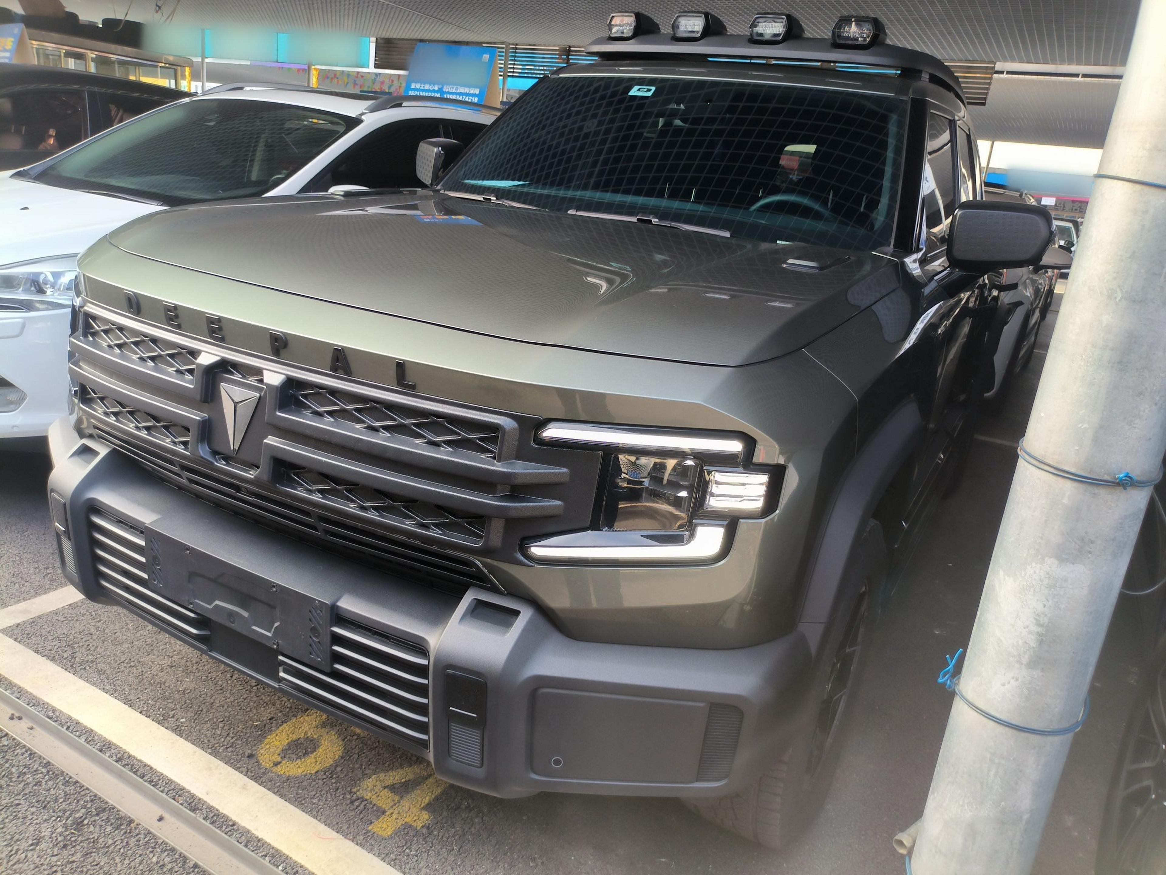 Под передней частью автомобиля