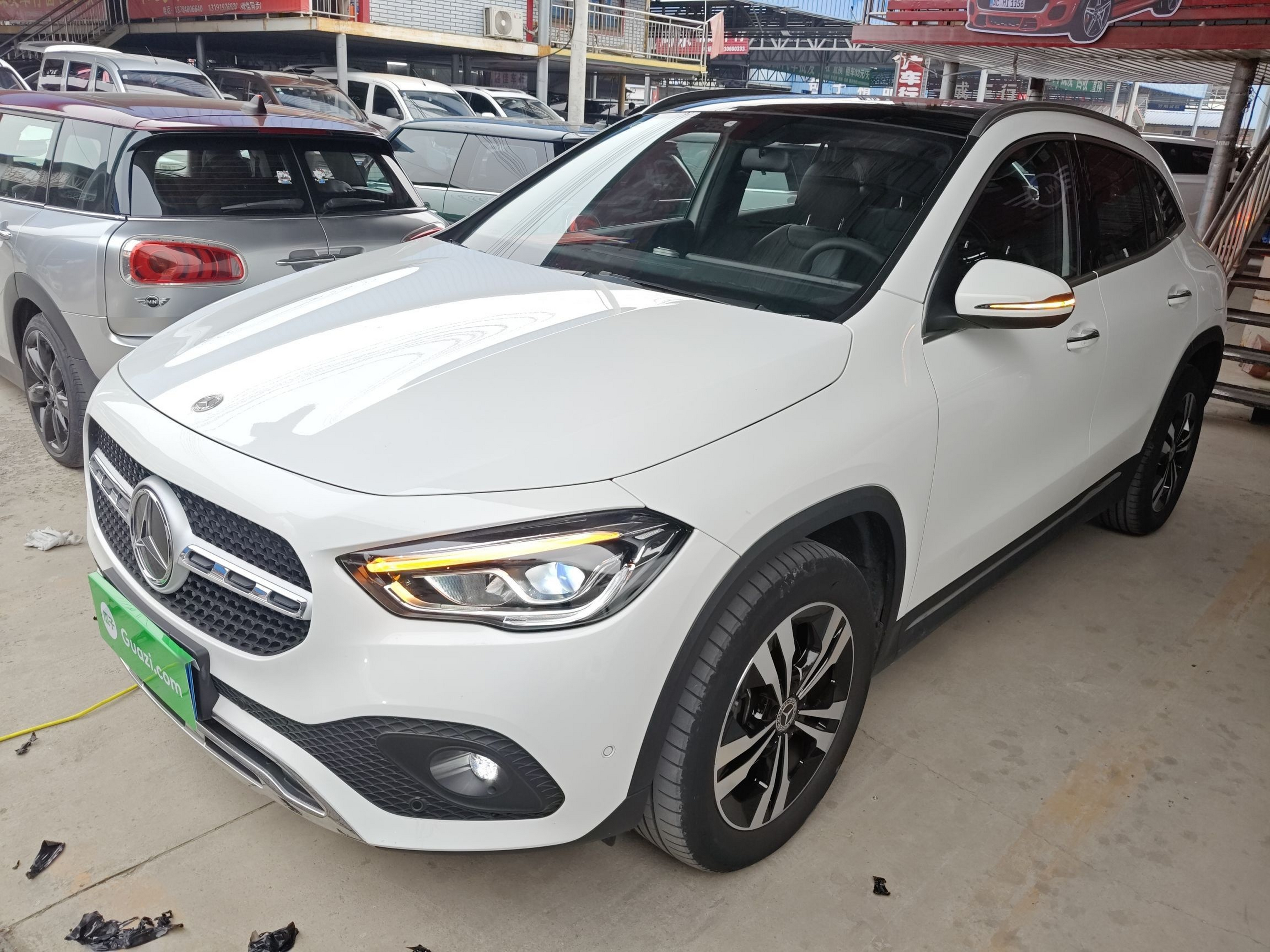 تحت مقدمة السيارة