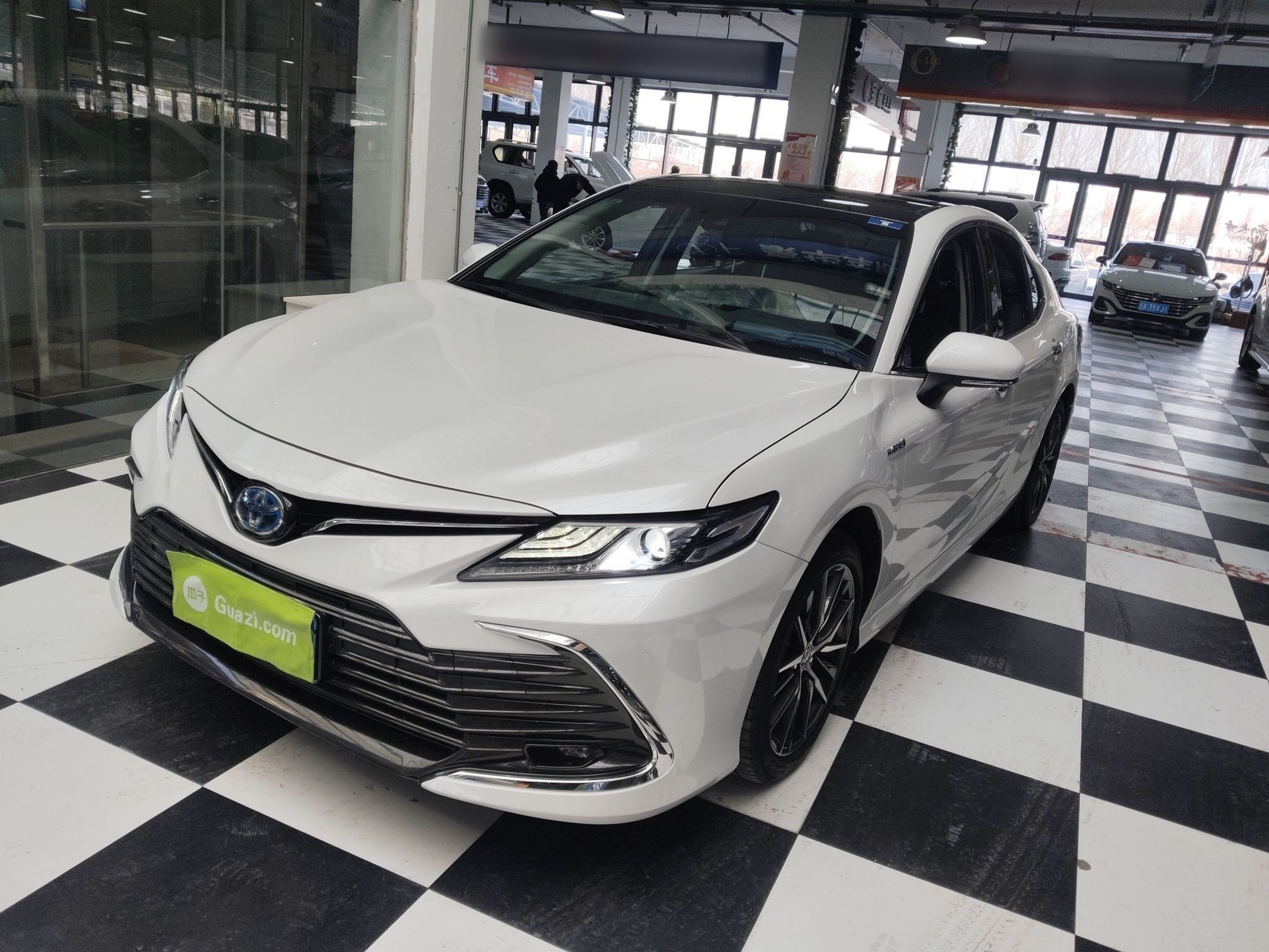 تحت مقدمة السيارة