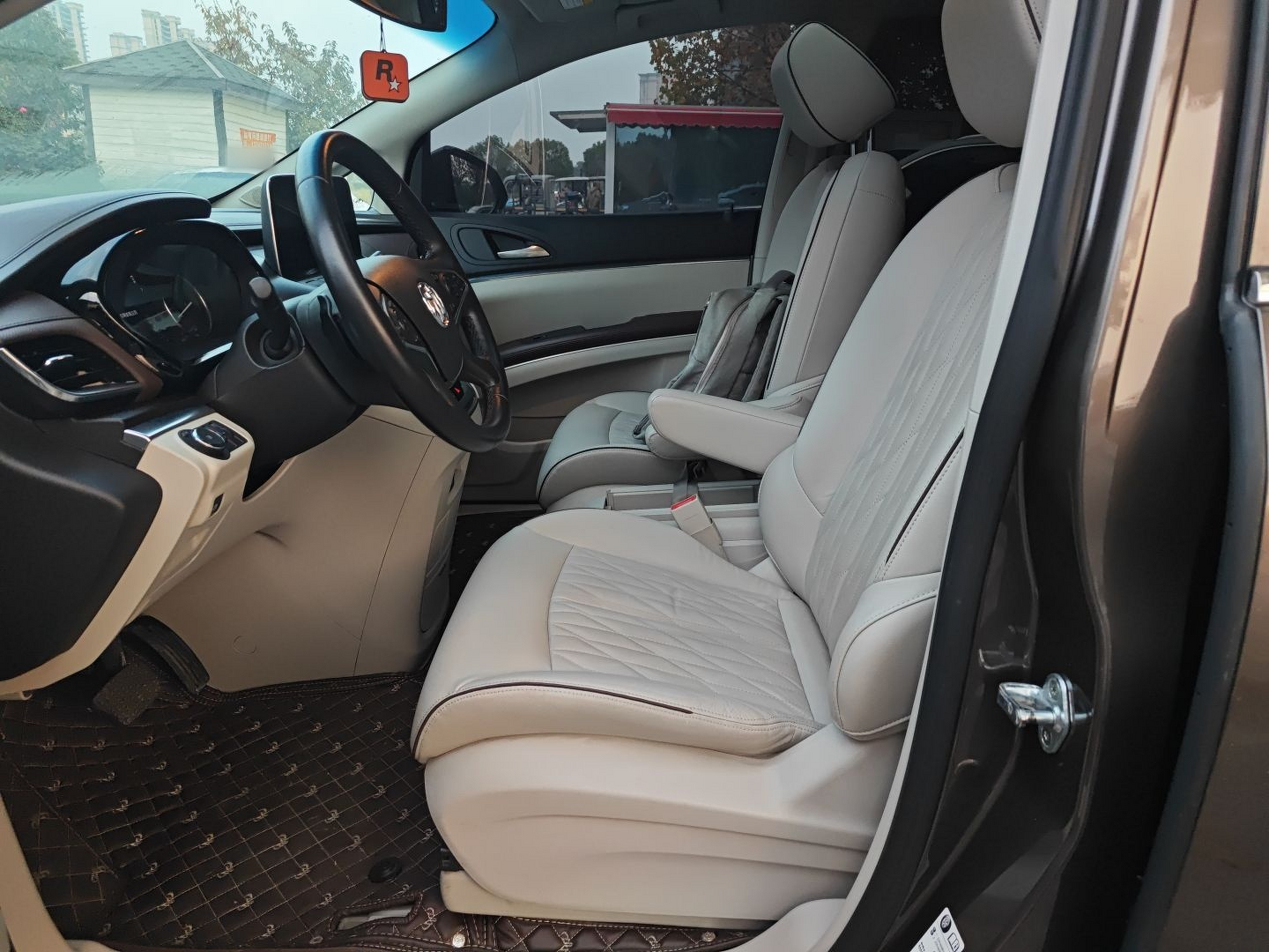 المقاعد الأمامية داخل السيارة