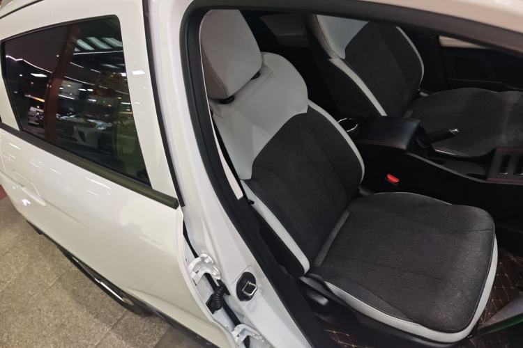 Used Geometry E Firefly 2024 301km Flowing Light