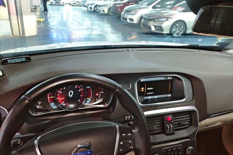 Used Volvo V40 2014 2.0T Zhiya Edition
