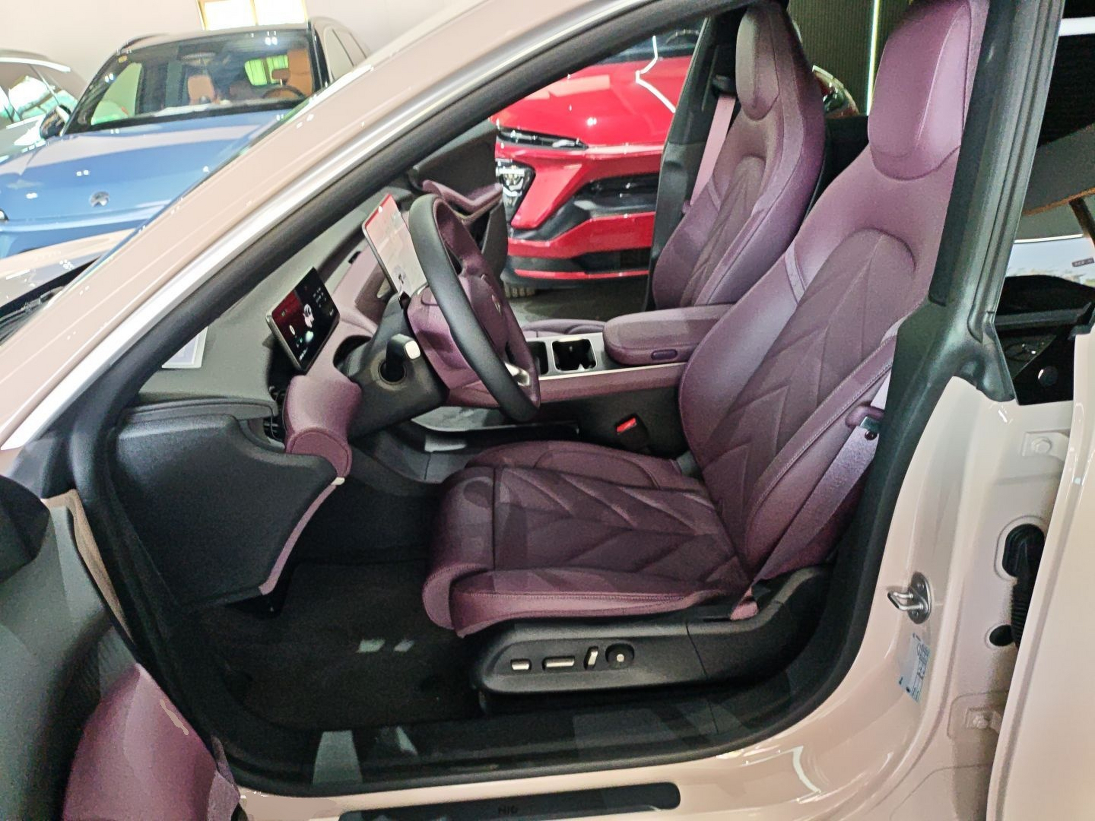 المقاعد الأمامية داخل السيارة