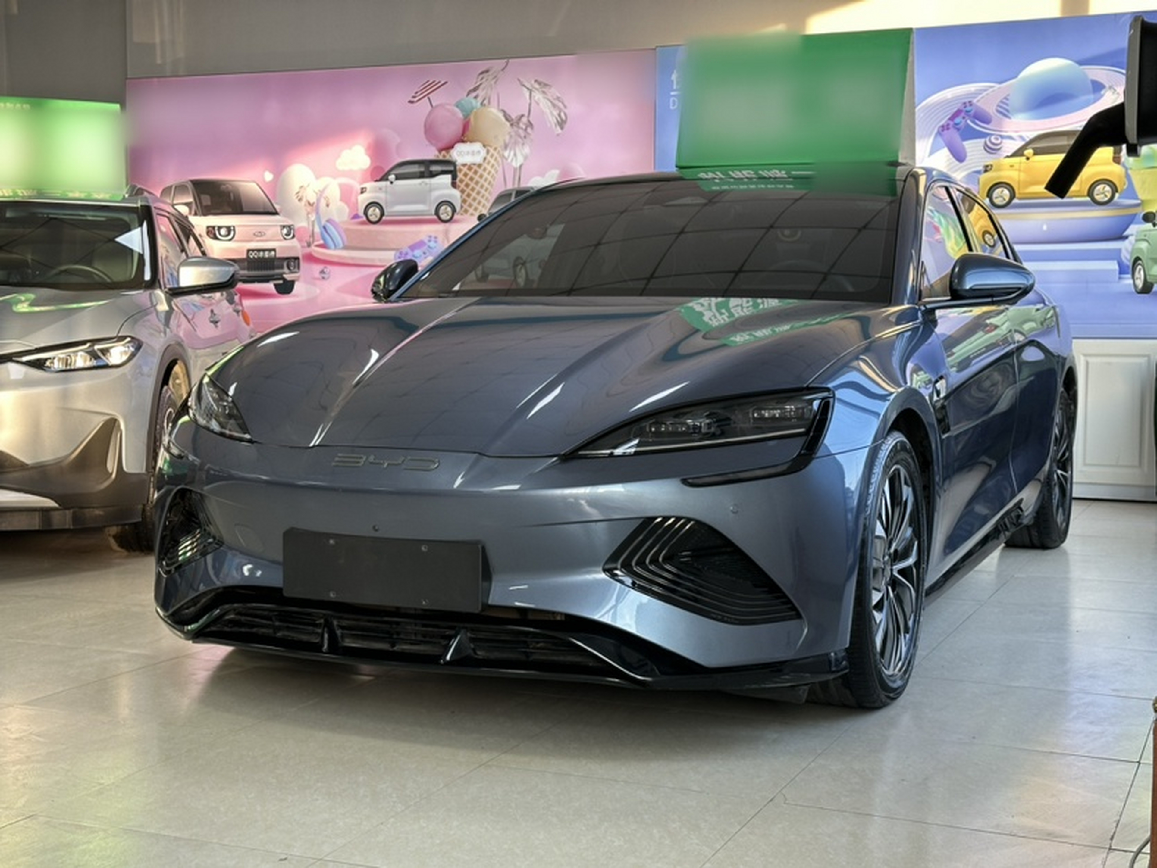 تحت مقدمة السيارة