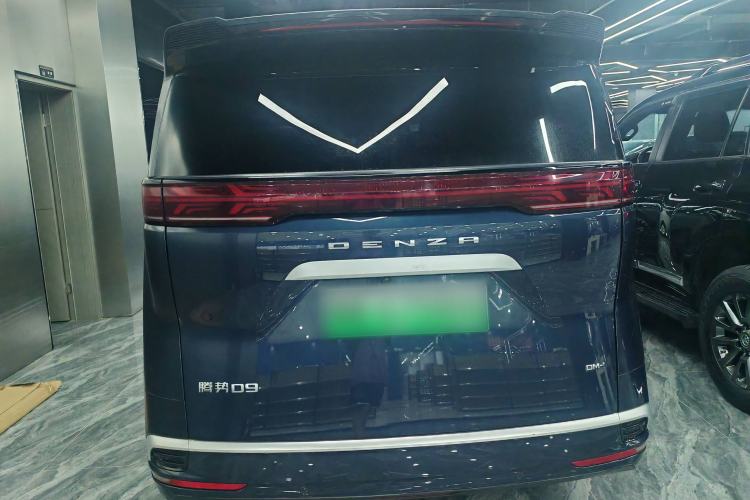 Used Denza D9 2022 DM-i 1040 Prestige Model
