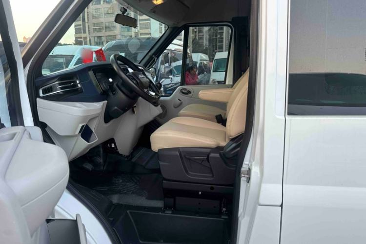 Used JMC Fushun 2023 2.0T Manual Mid-axle Mid-roof Business-Class 9-Seater (Non-Commercial)