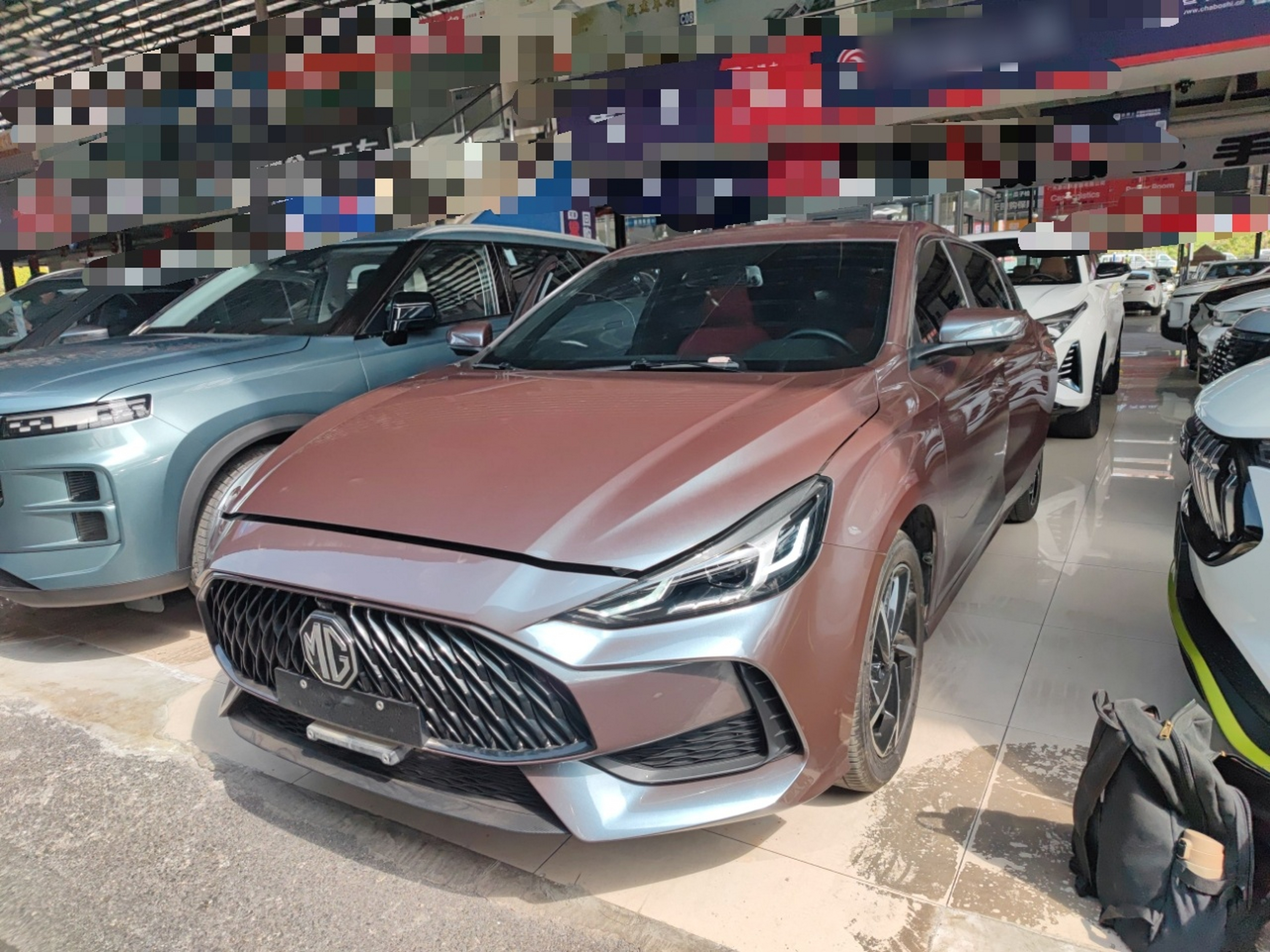 تحت مقدمة السيارة