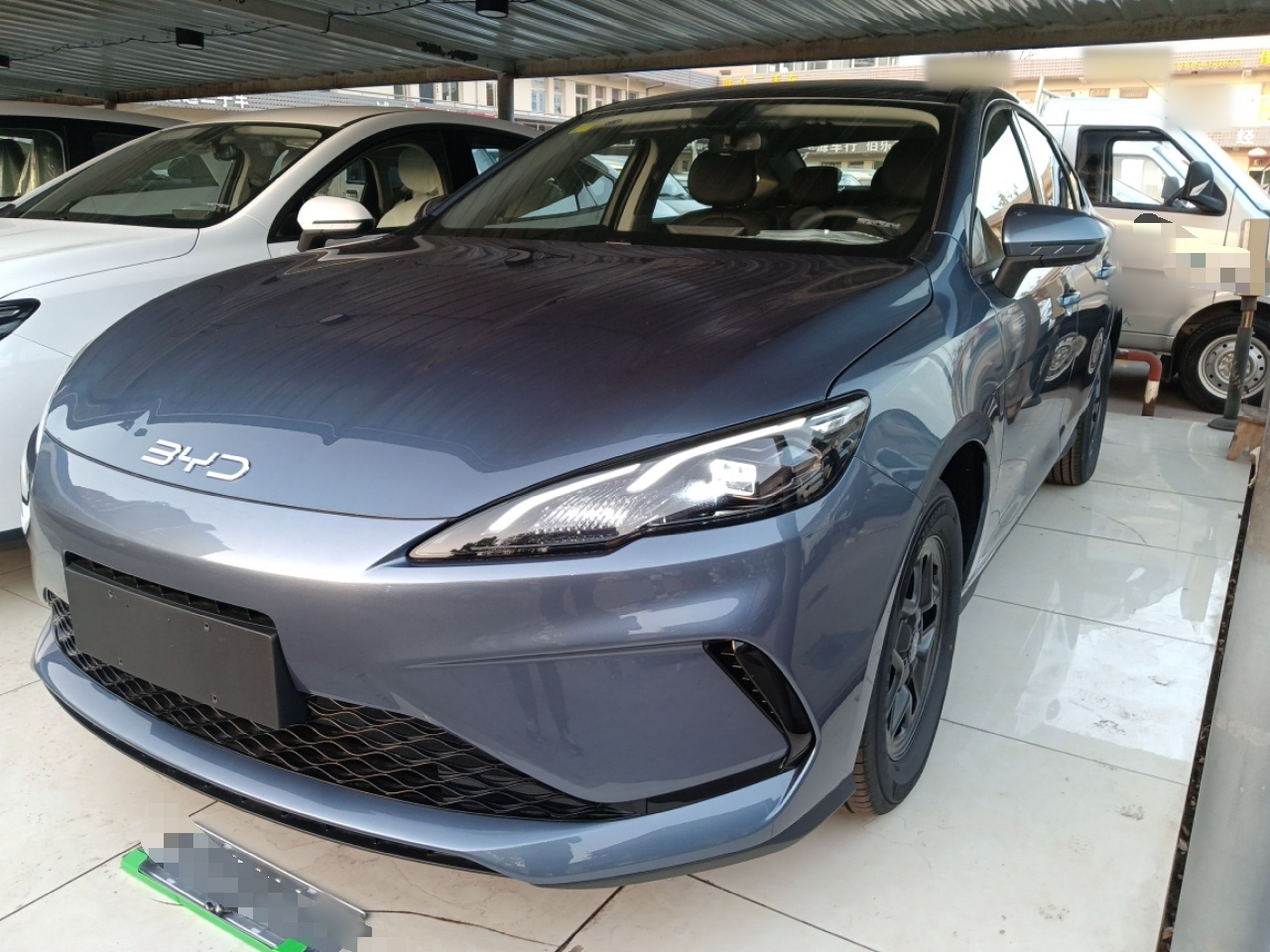 Под передней частью автомобиля