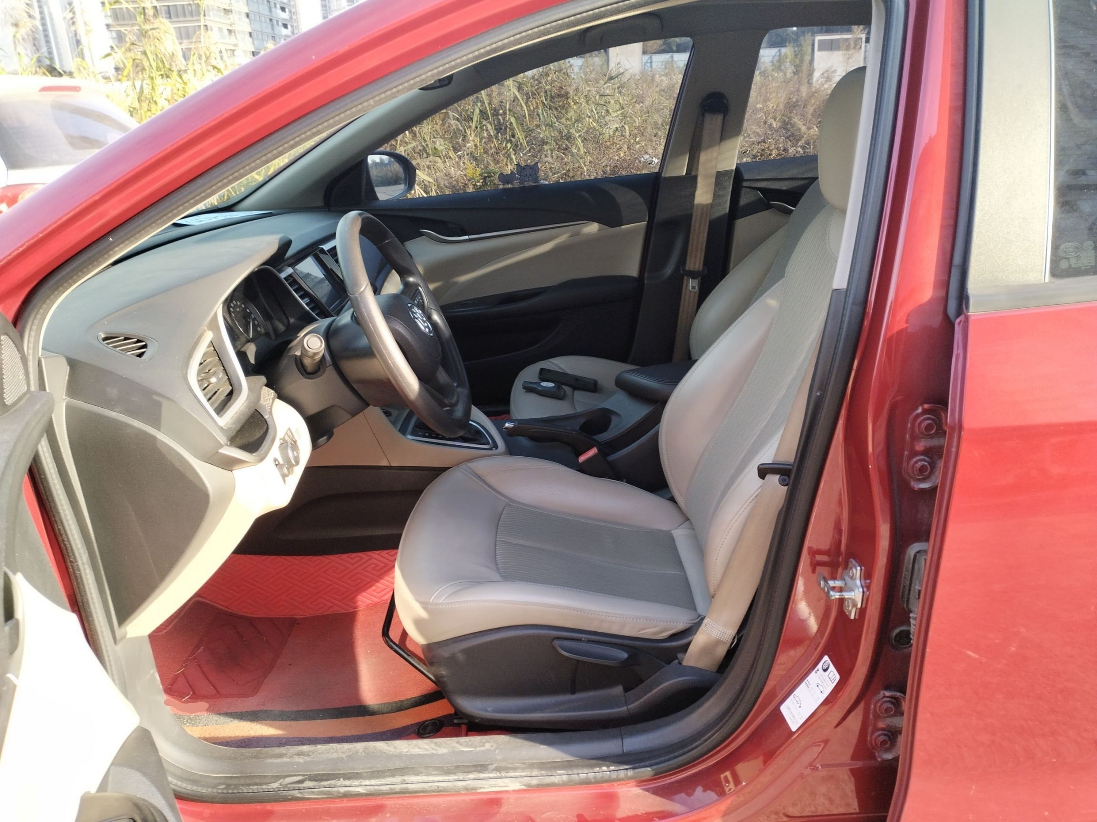 المقاعد الأمامية داخل السيارة