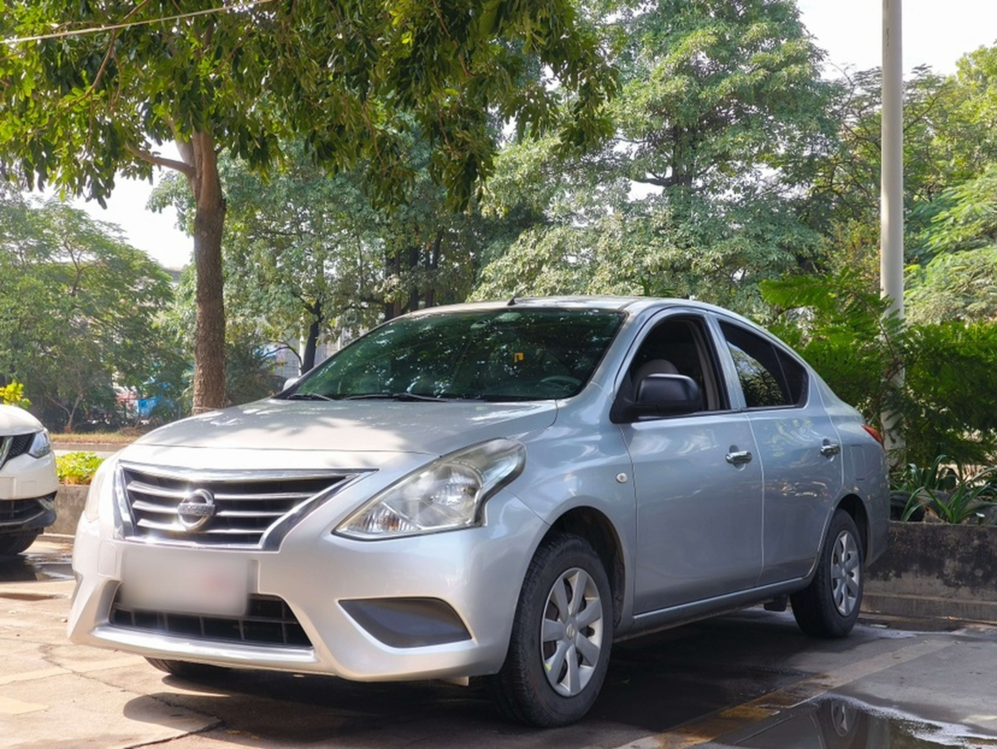 Под передней частью автомобиля