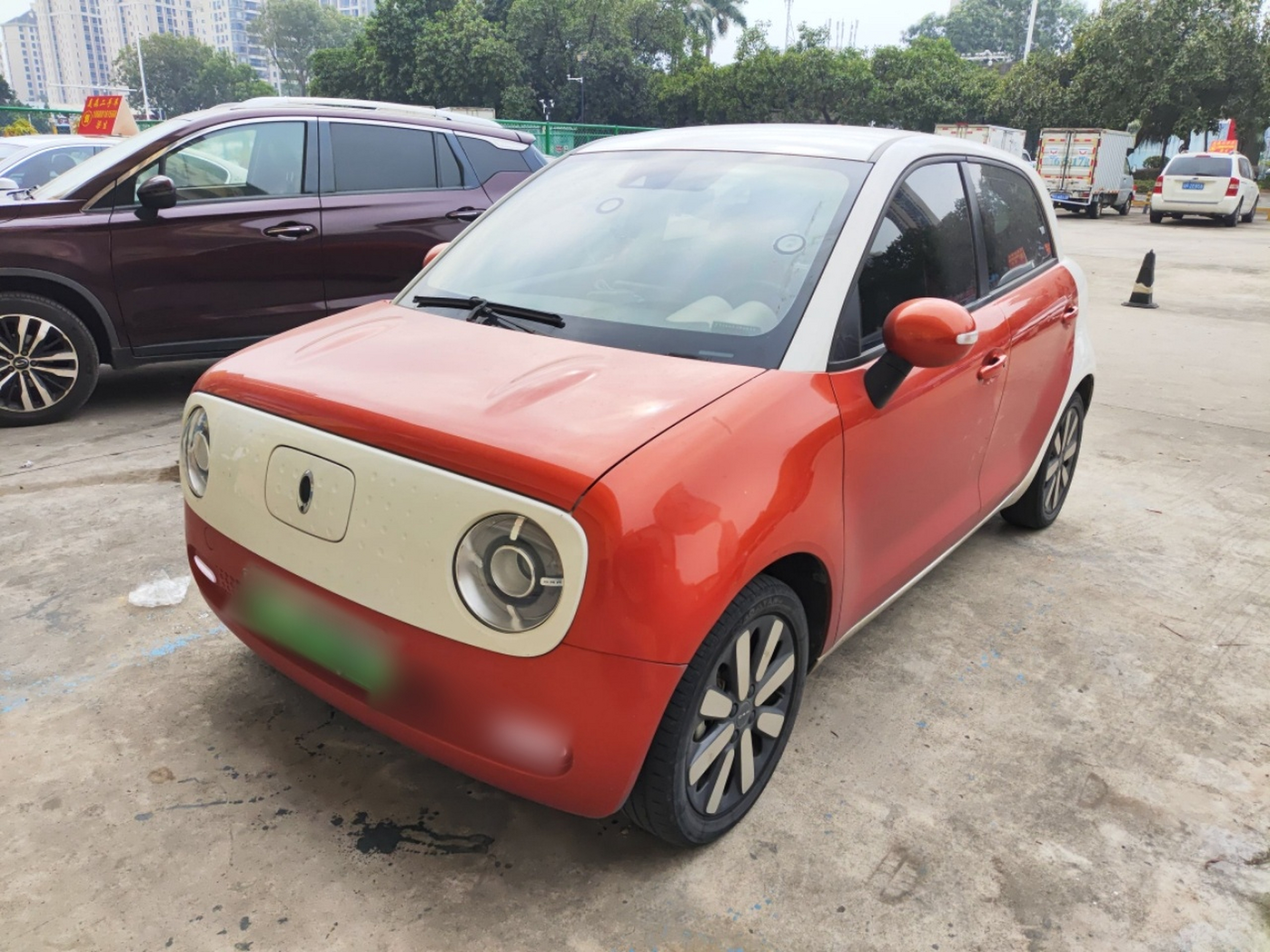 تحت مقدمة السيارة