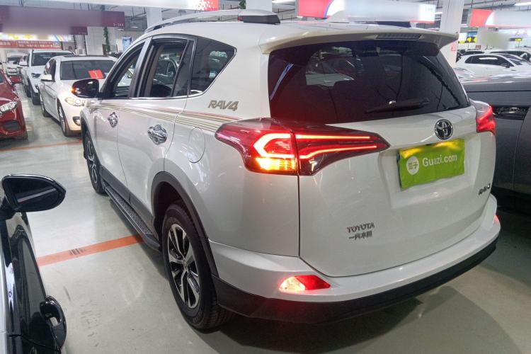 Used Toyota RAV4 2016 2.0L CVT Two-Wheel Drive Fashion Edition China V Standard

