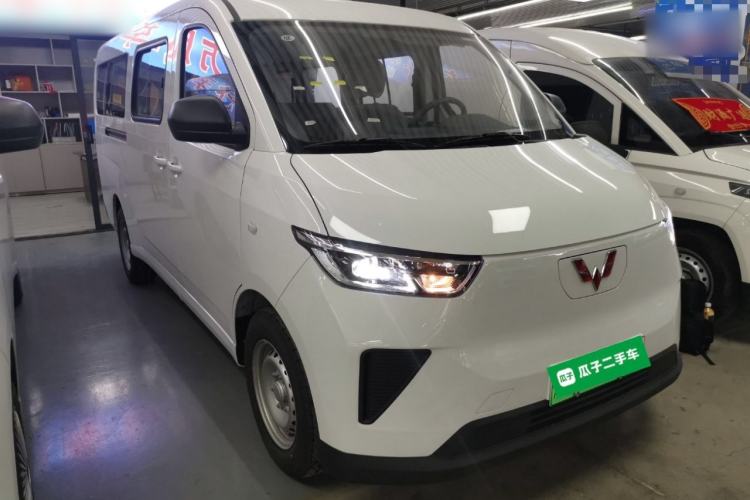 Used Wuling Yangguang 2024 300KM Comfort Version Passenger Van 75kW
